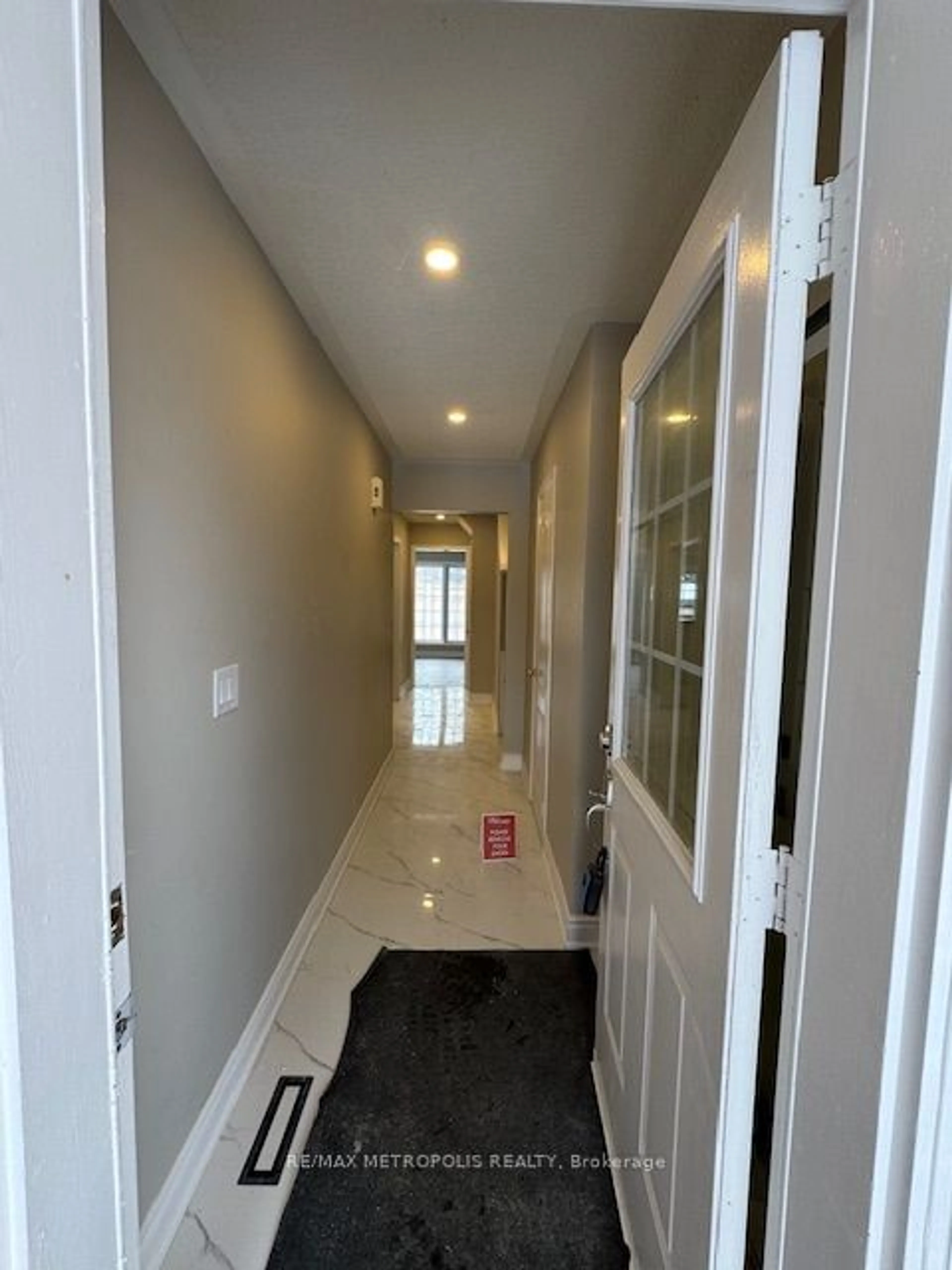 Indoor foyer for 1342 Quest Circ, Mississauga Ontario L5N 8B6