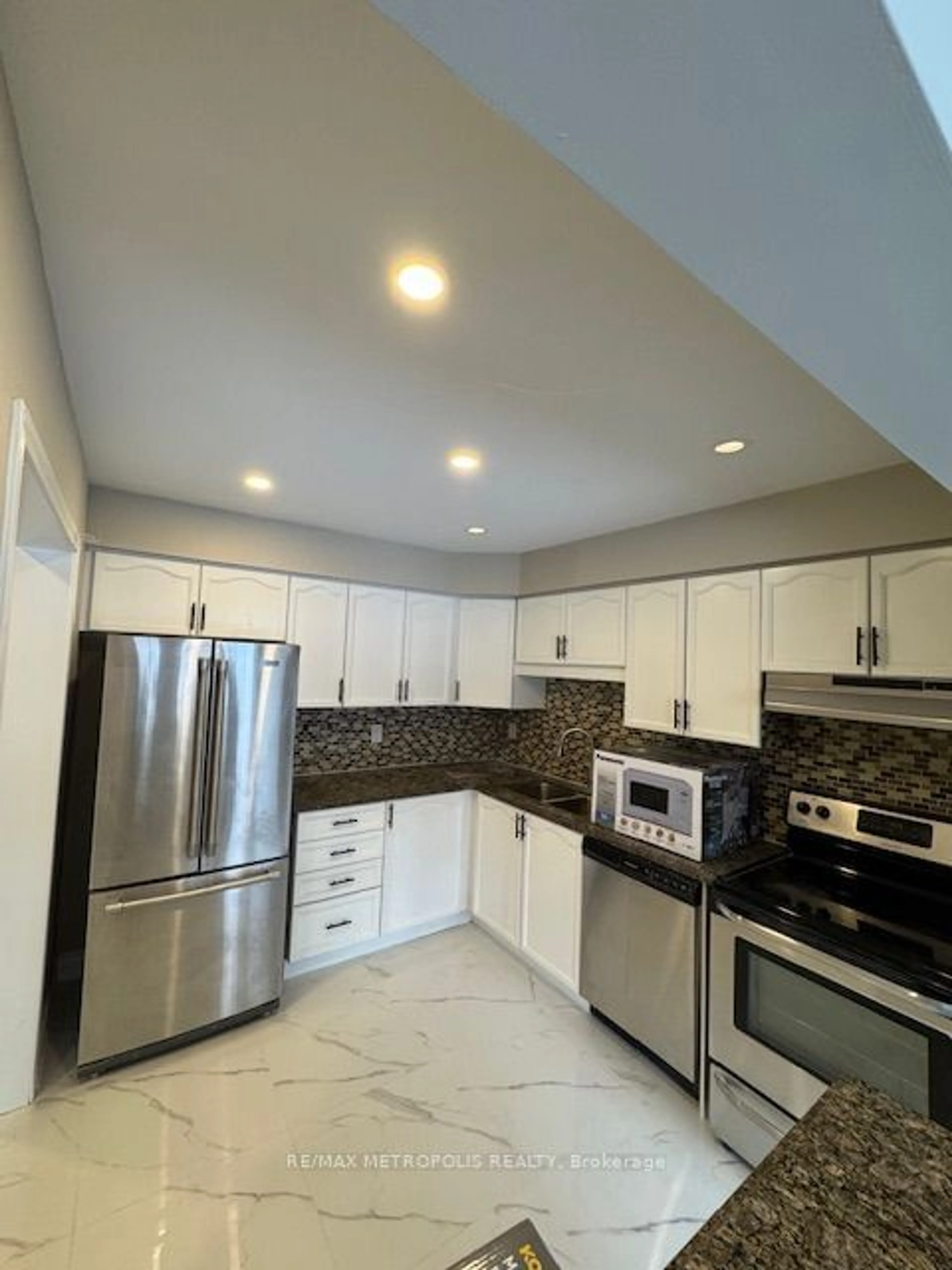 Open concept kitchen, ceramic/tile floor for 1342 Quest Circ, Mississauga Ontario L5N 8B6