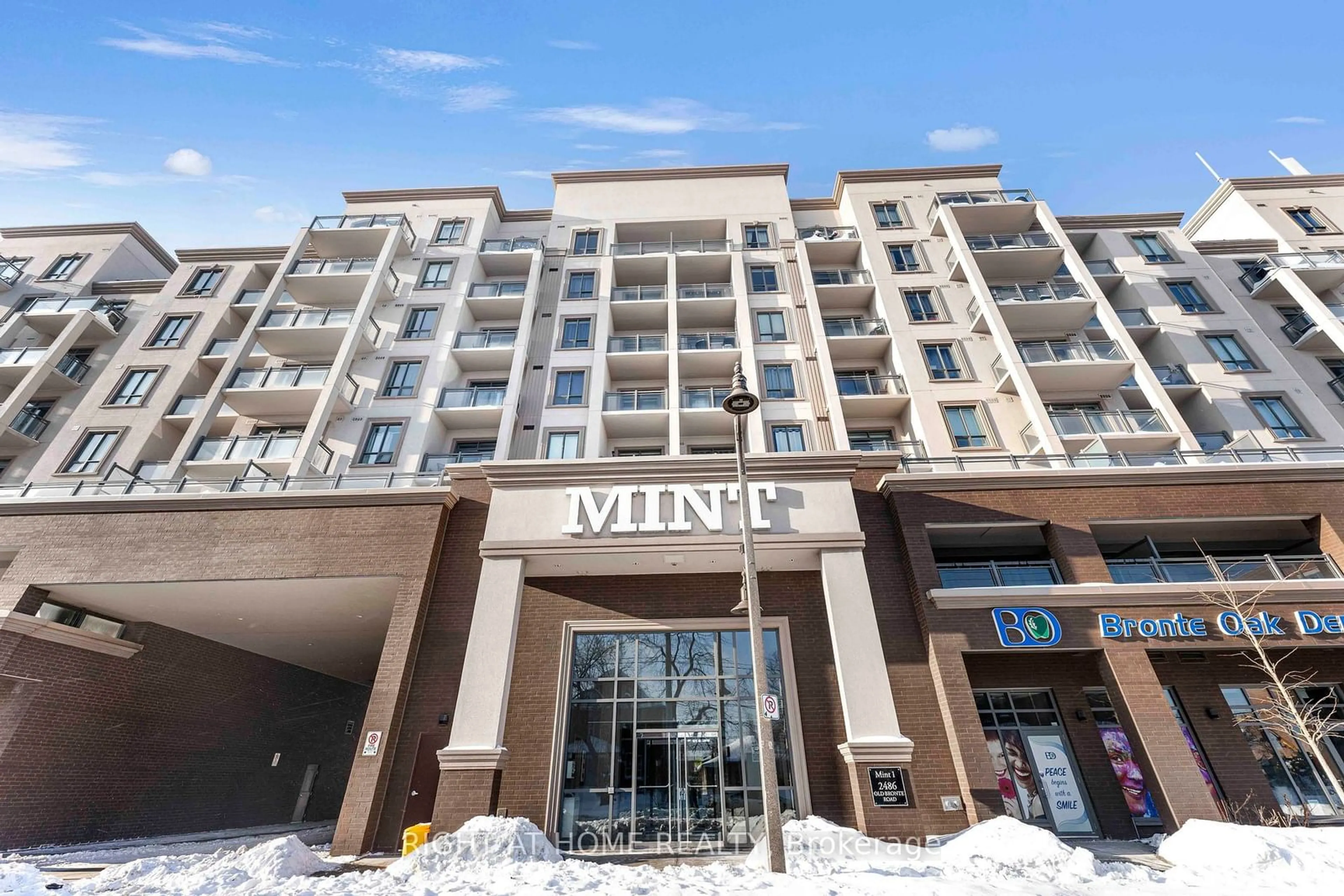 Indoor foyer for 2486 Old Bronte Rd #418, Oakville Ontario L6M 4J2