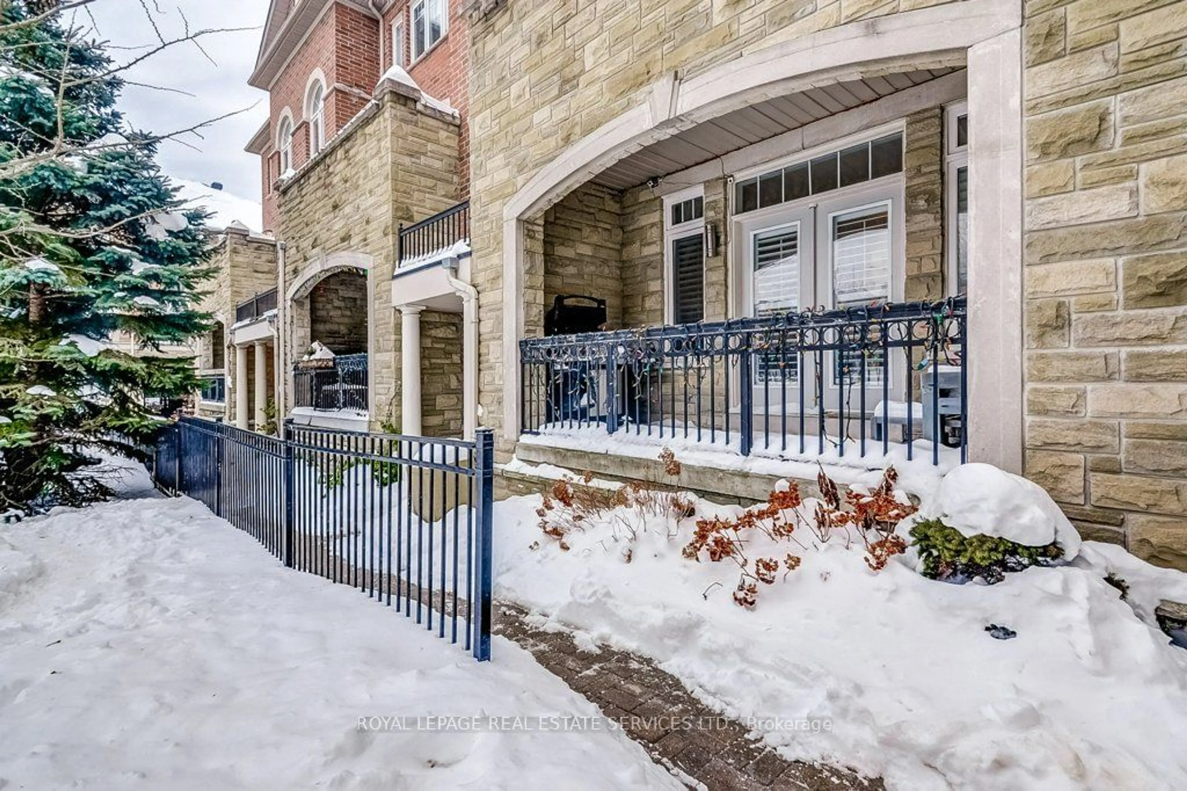 Indoor entryway for 17 Clockwork Lane, Toronto Ontario M8Y 4H5