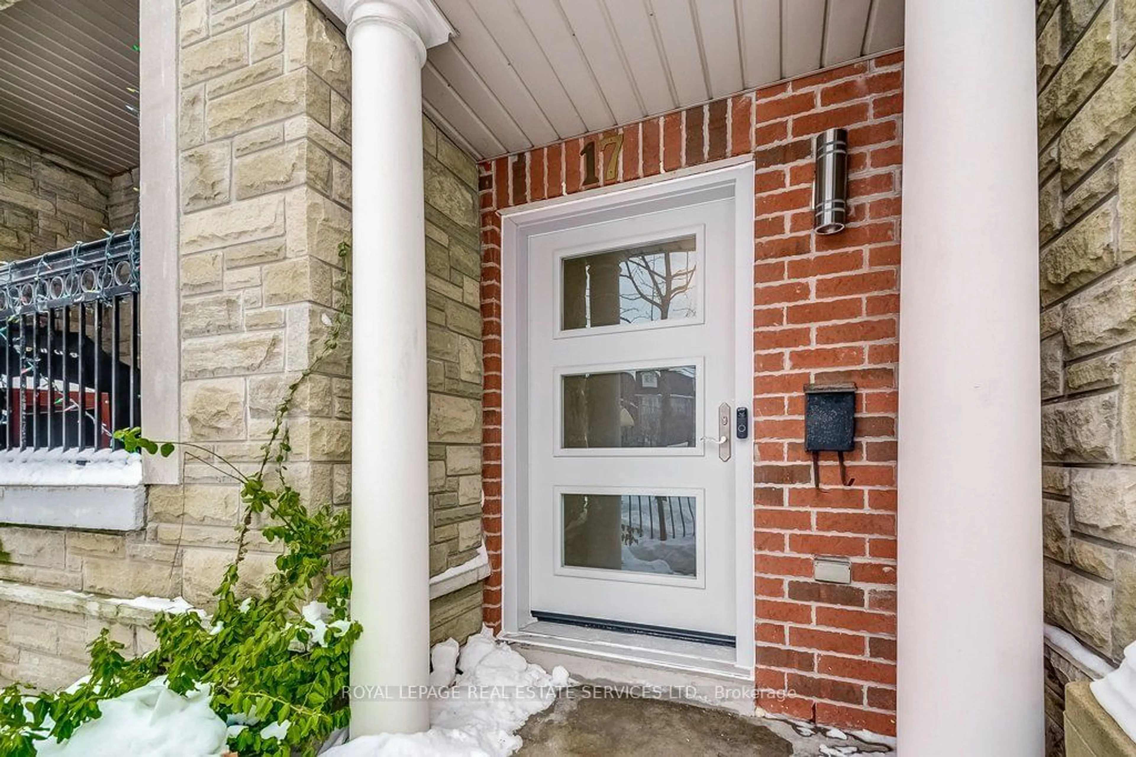 Indoor entryway for 17 Clockwork Lane, Toronto Ontario M8Y 4H5