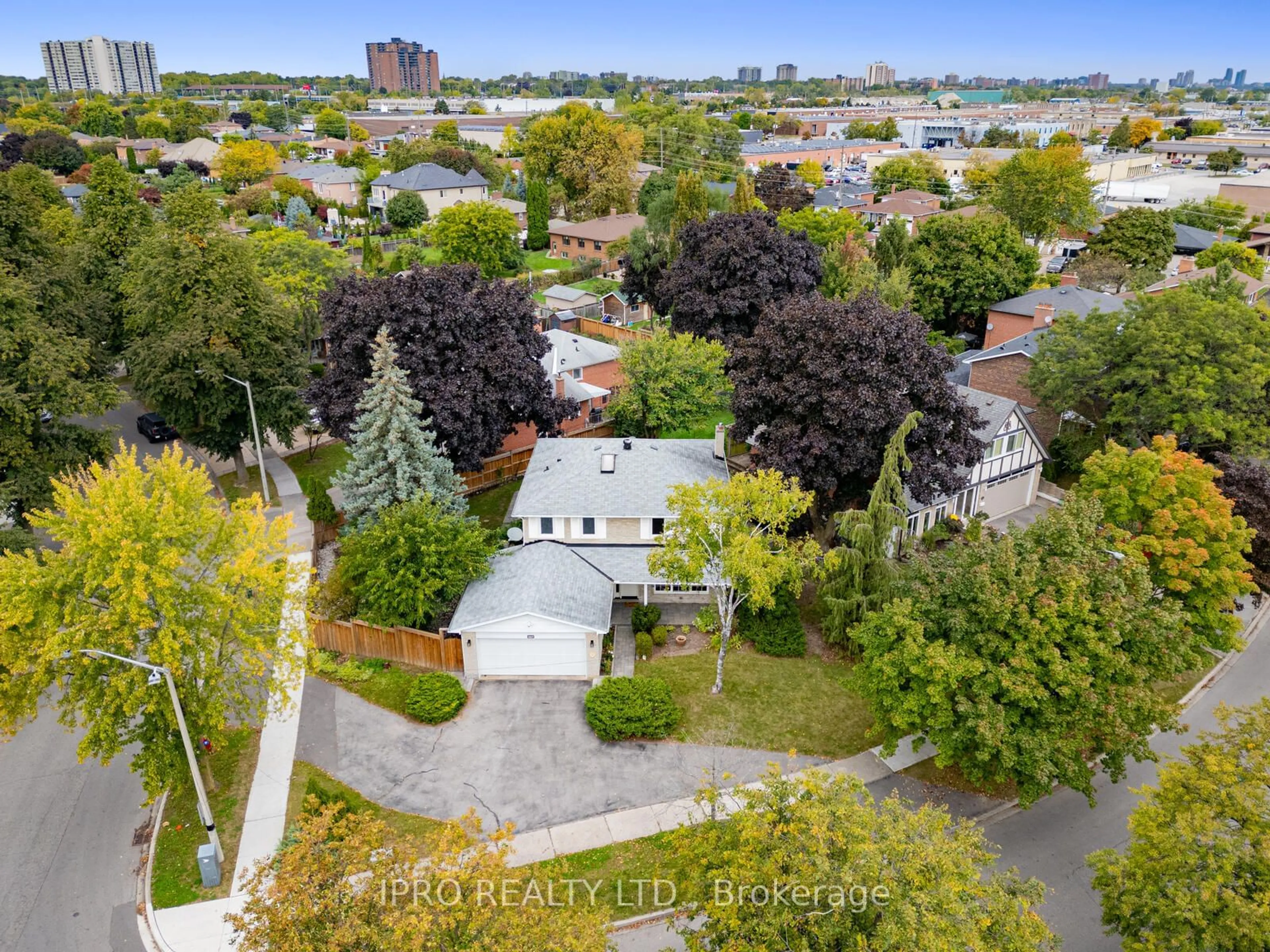 A pic from outside/outdoor area/front of a property/back of a property/a pic from drone, city buildings view from balcony for 447 Edgeworth Rd, Mississauga Ontario L5A 1R6