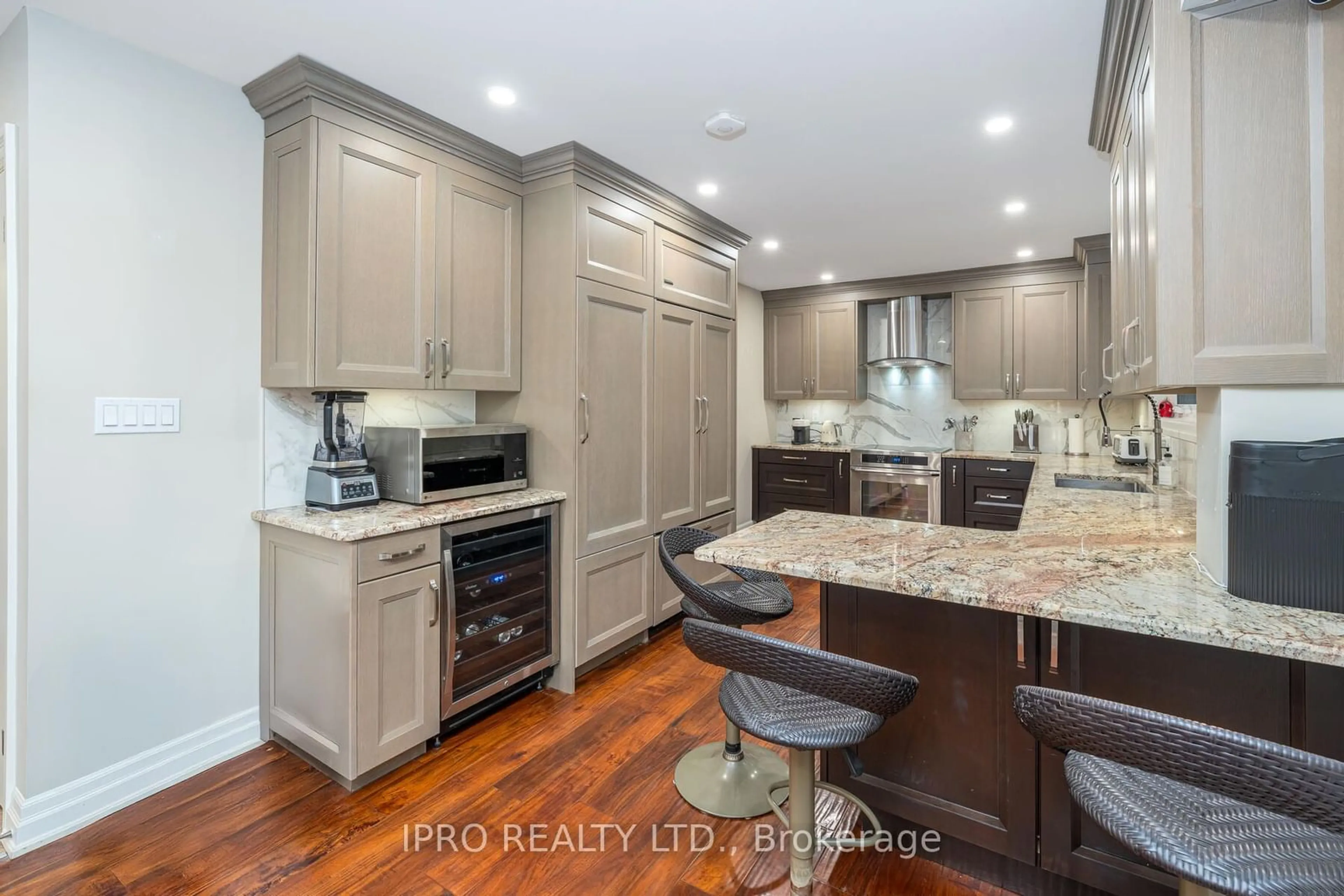 Open concept kitchen, unknown for 447 Edgeworth Rd, Mississauga Ontario L5A 1R6