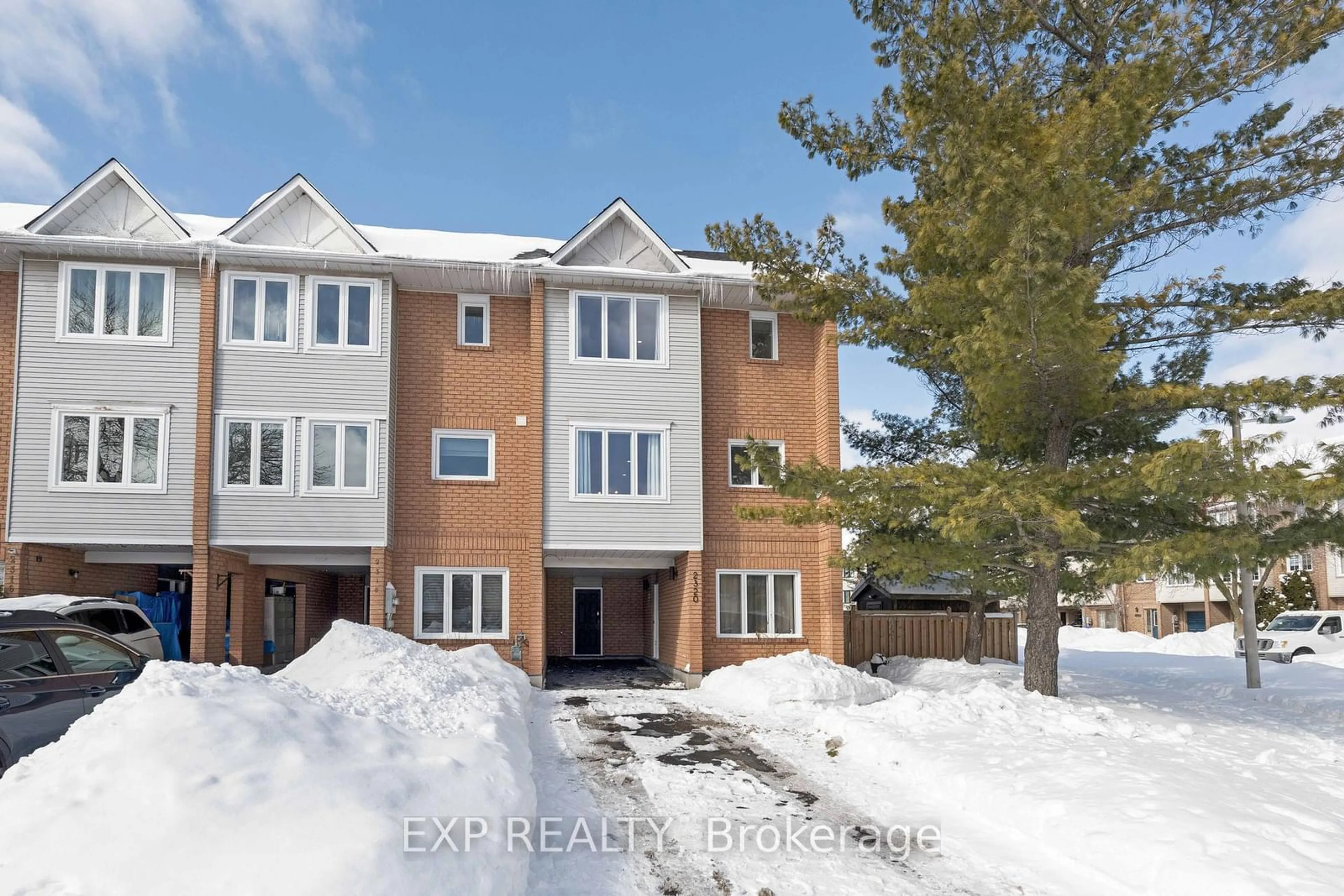 A pic from outside/outdoor area/front of a property/back of a property/a pic from drone, street for 2320 Strawfield Crt, Oakville Ontario L6H 6C2