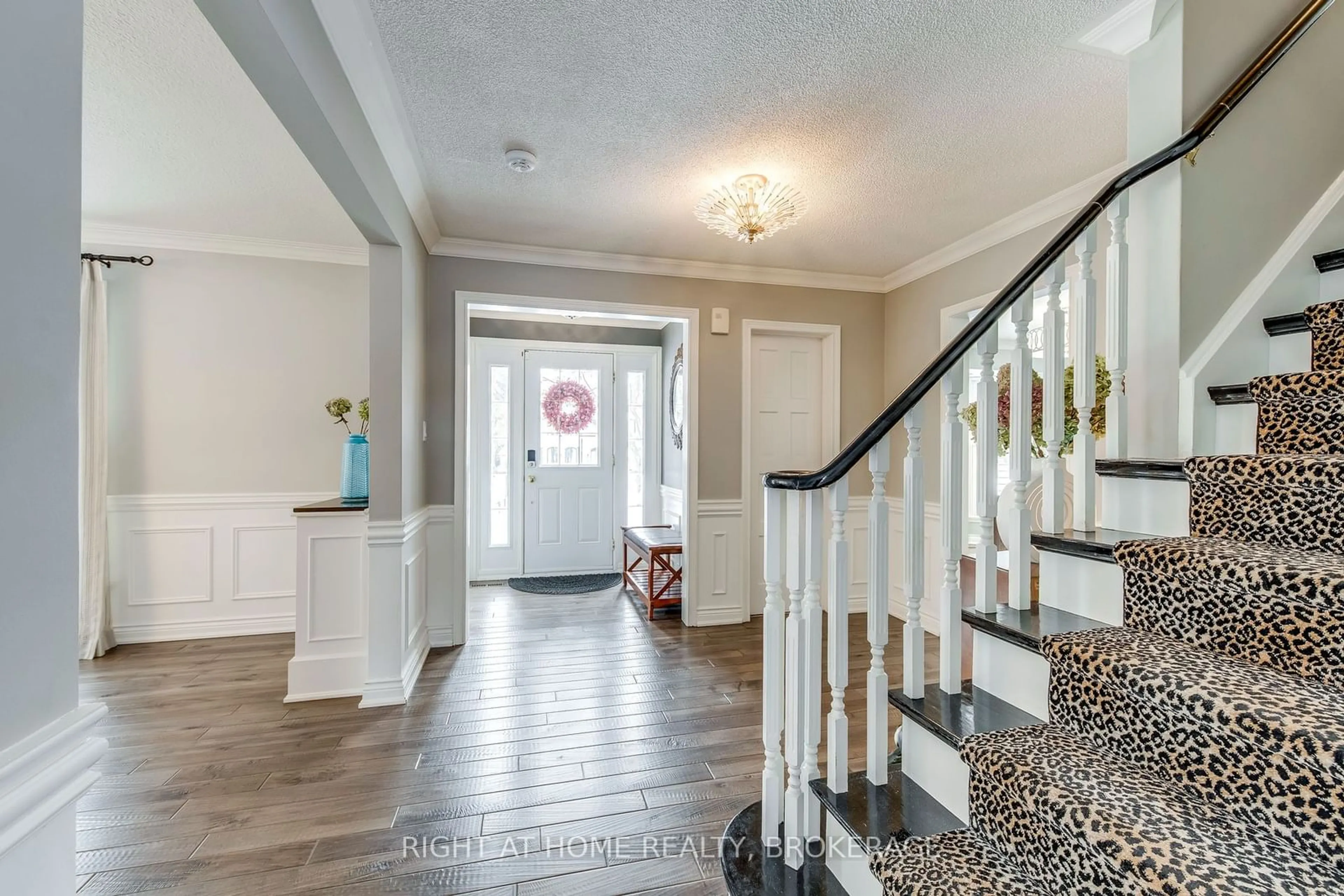 Indoor entryway for 1335 Cambridge Dr, Oakville Ontario L6J 1S4