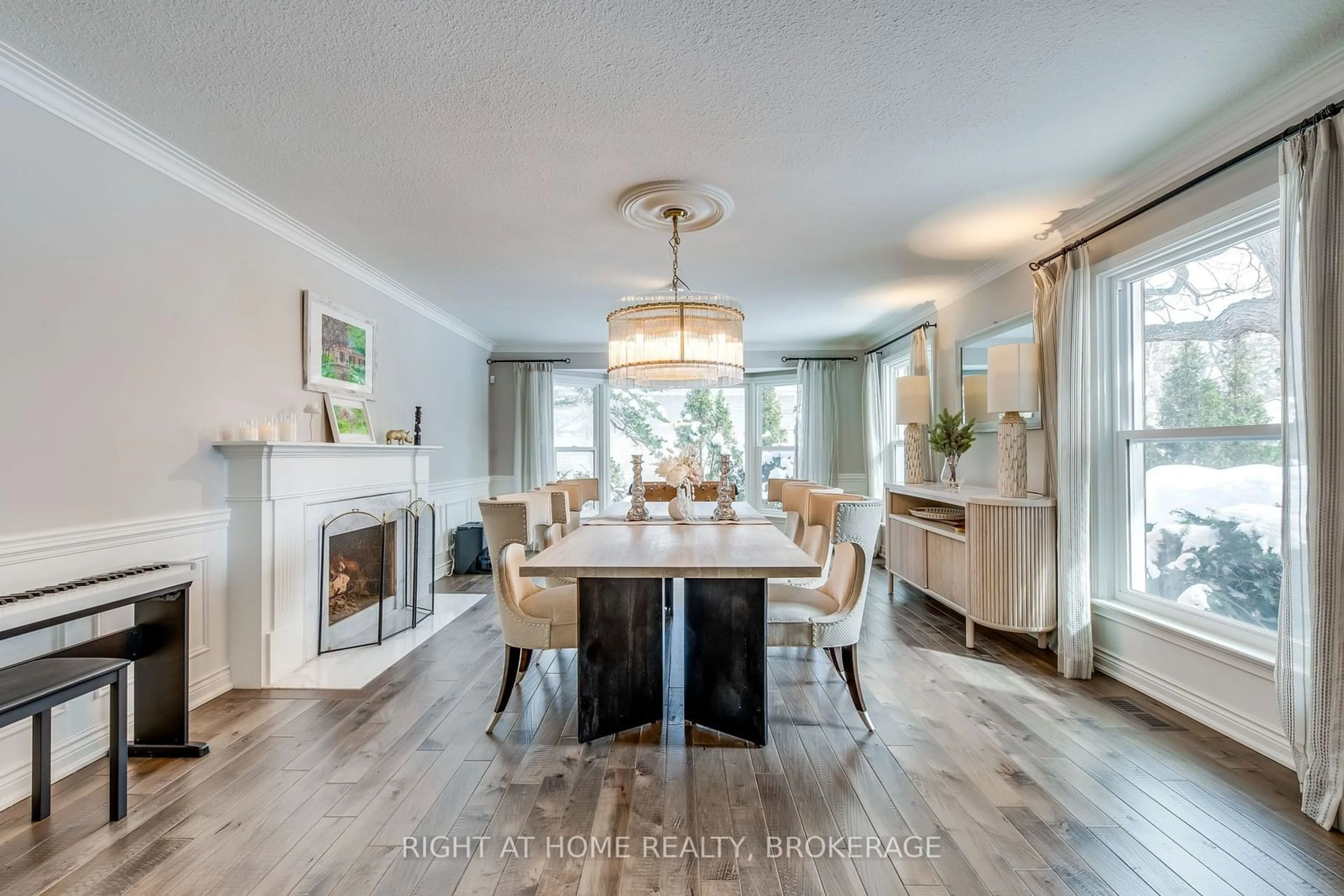 Dining room, wood/laminate floor for 1335 Cambridge Dr, Oakville Ontario L6J 1S4