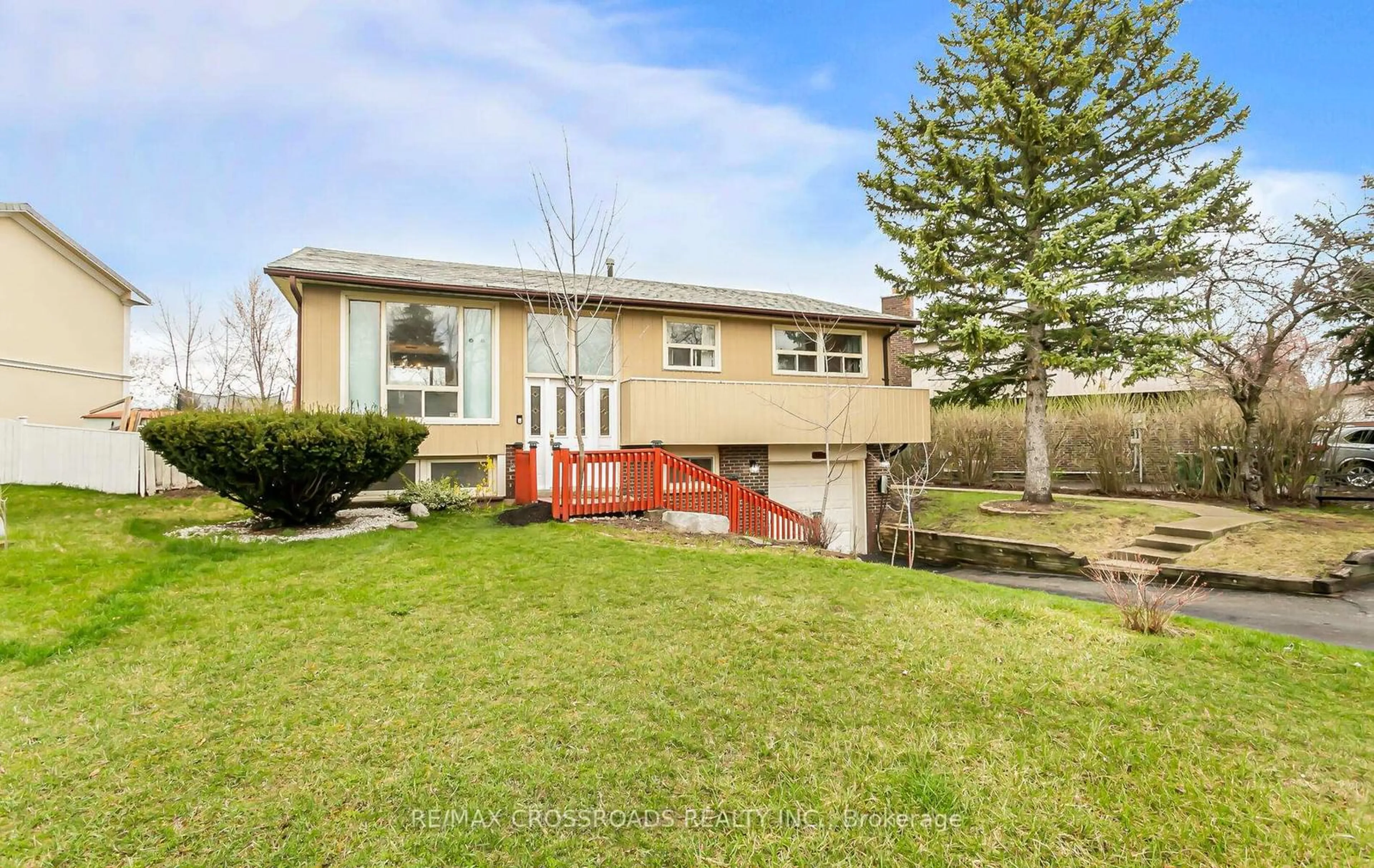 A pic from outside/outdoor area/front of a property/back of a property/a pic from drone, street for 6119 Wabukayne Crt, Mississauga Ontario L5N 2B1