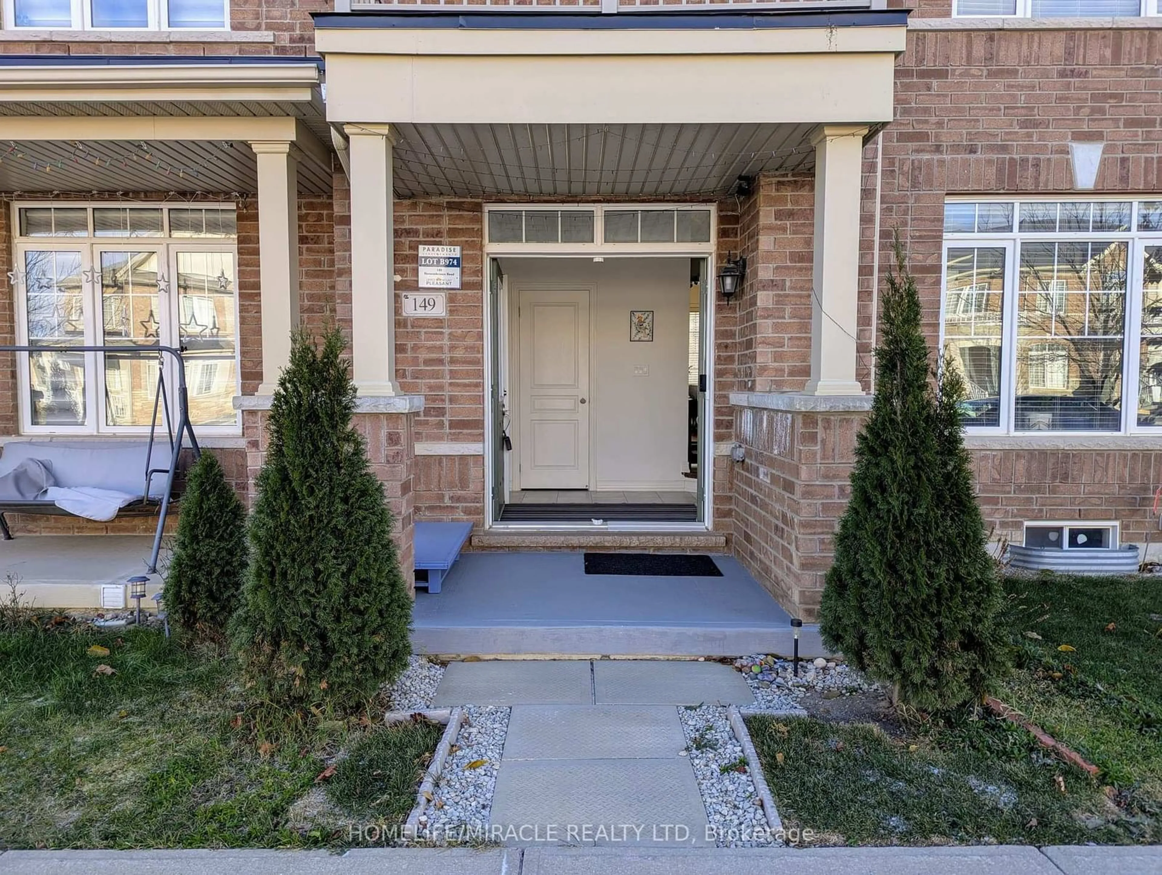 Indoor entryway for 149 Remembrance Rd, Brampton Ontario L7A 3Y2