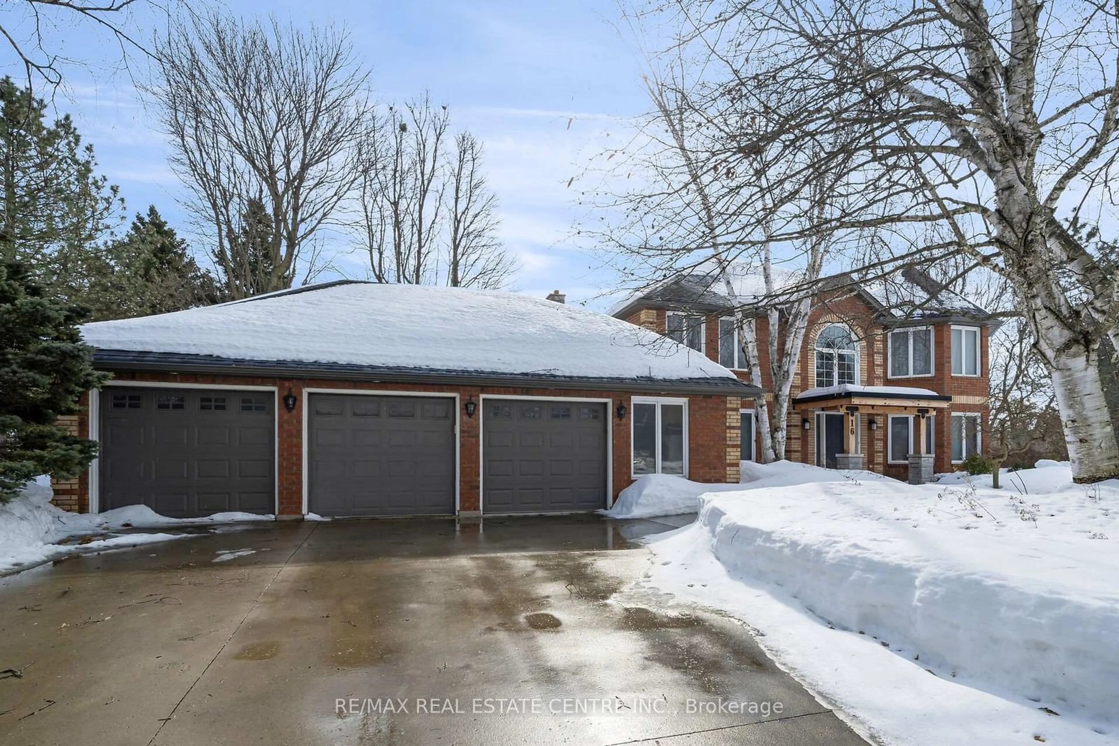 A pic from outside/outdoor area/front of a property/back of a property/a pic from drone, street for 16 Shortill Rd, Halton Hills Ontario L7G 4S4