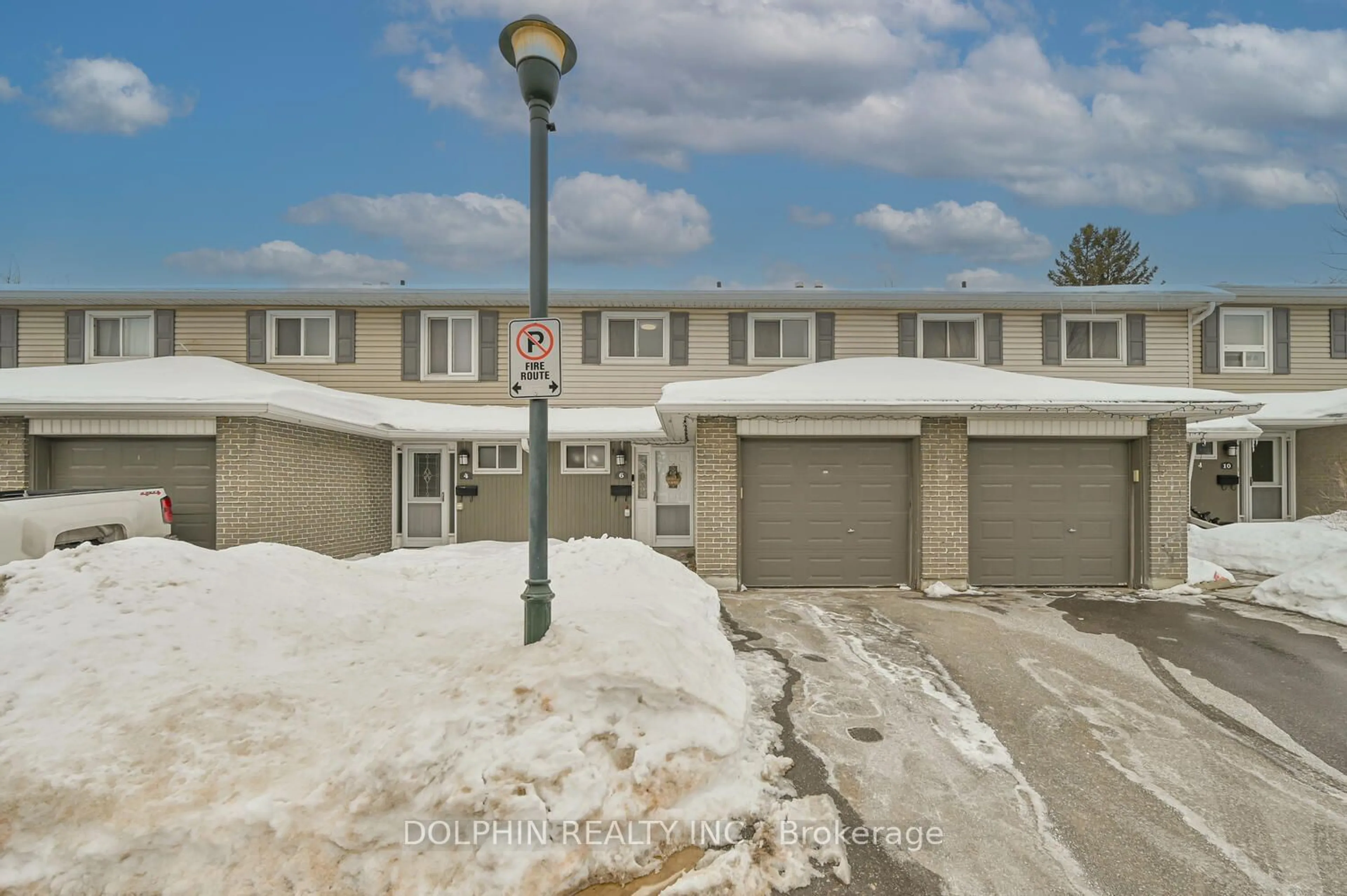 A pic from outside/outdoor area/front of a property/back of a property/a pic from drone, street for 6 Village Crt, Brampton Ontario L6W 1A6