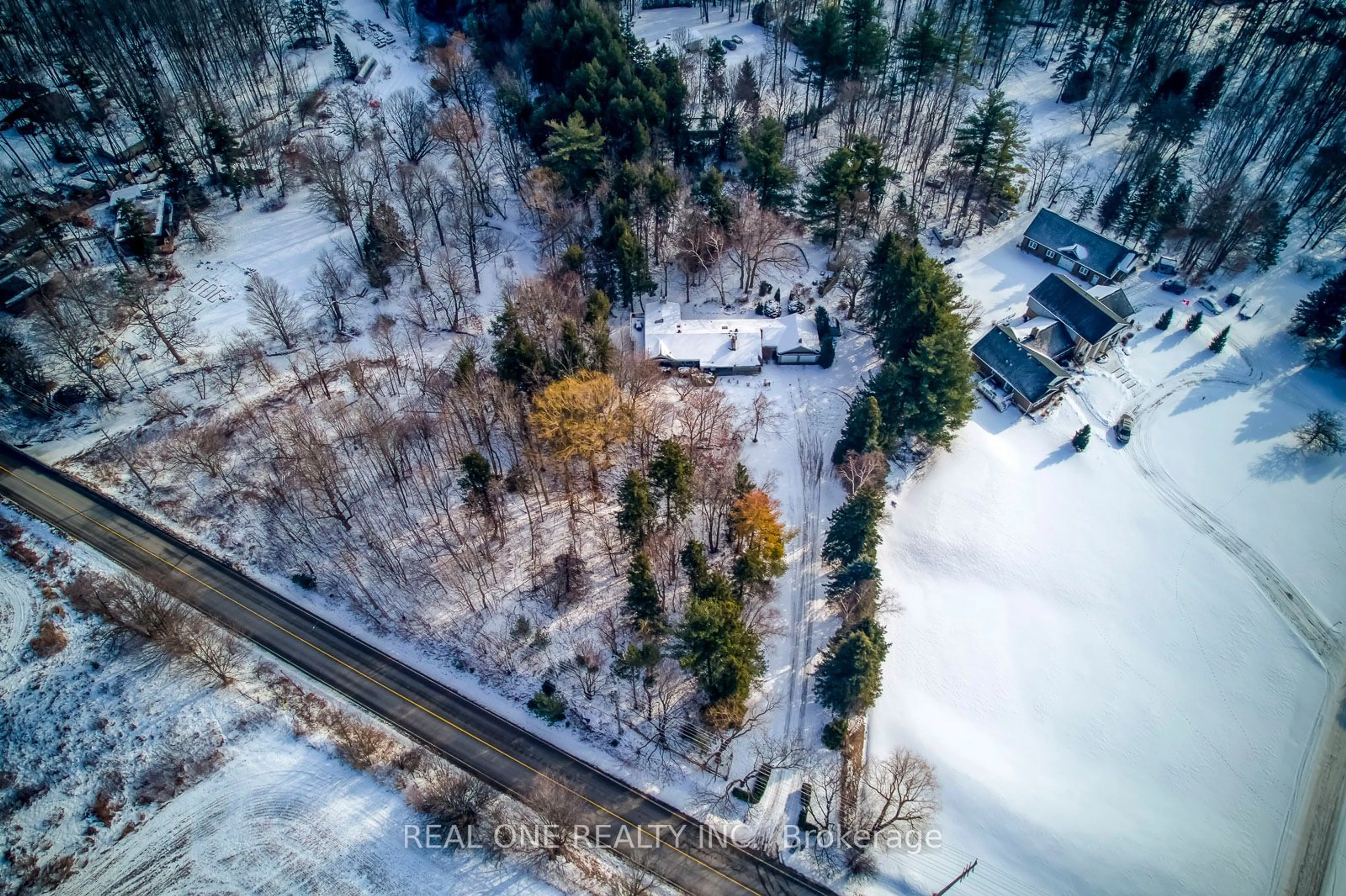 A pic from outside/outdoor area/front of a property/back of a property/a pic from drone, street for 9416 5 Side Rd, Milton Ontario L9T 7K8