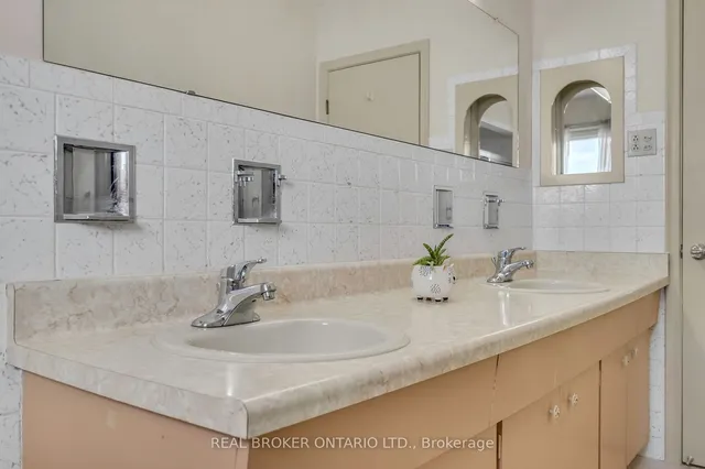 Additional property image - 24 Winsland Dr
