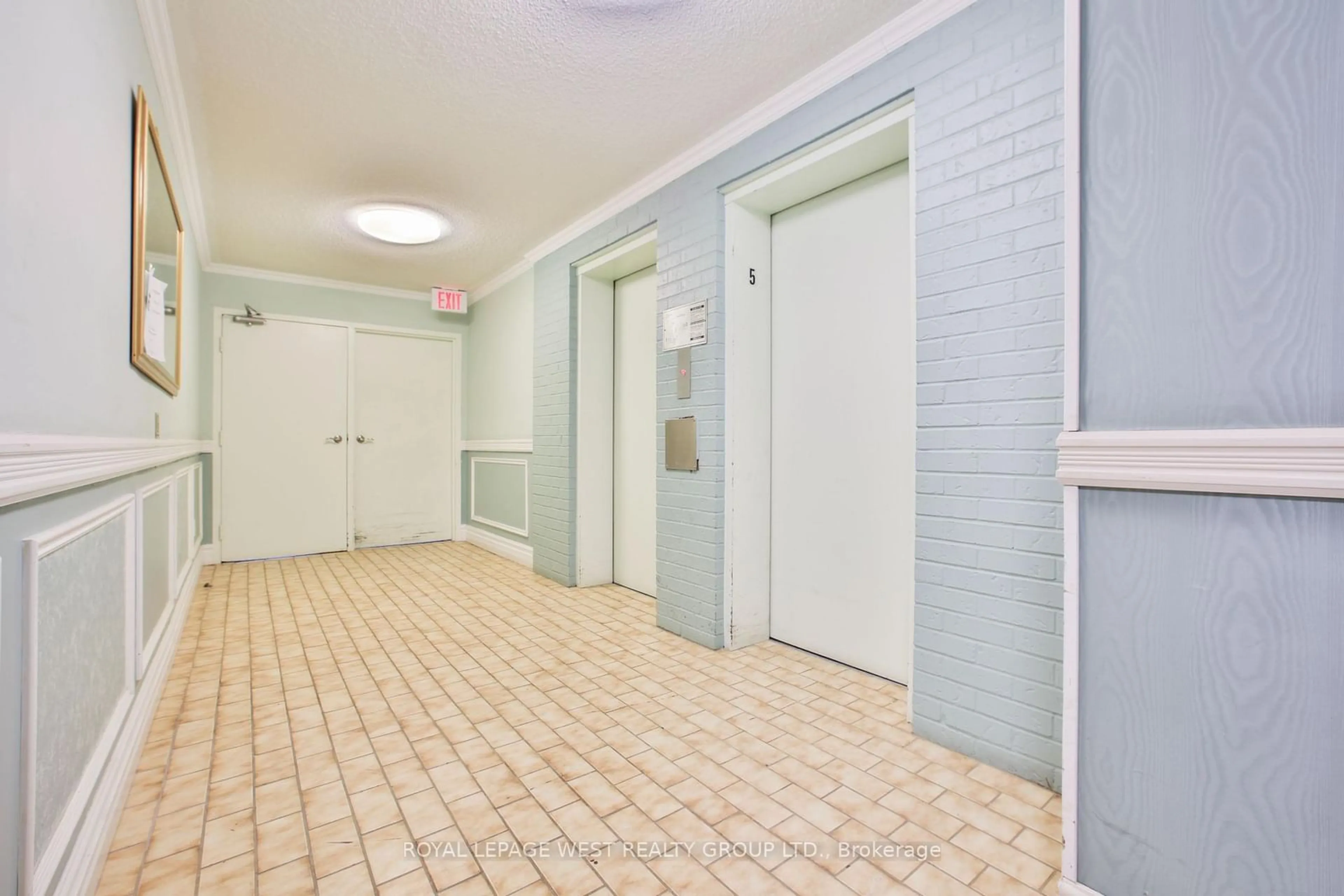 Indoor foyer for 2929 Aquitaine Ave #502, Mississauga Ontario L5N 2C7