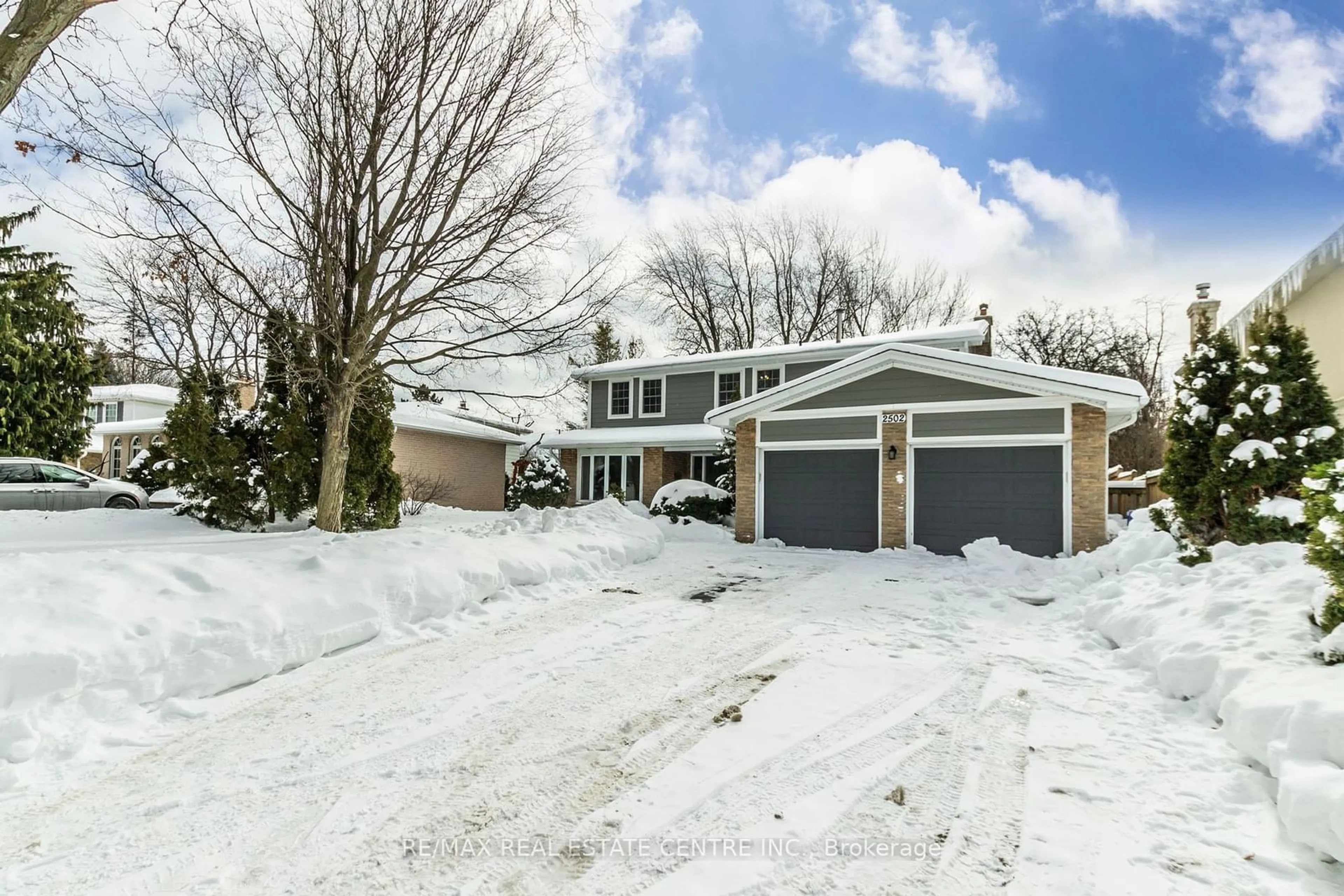 A pic from outside/outdoor area/front of a property/back of a property/a pic from drone, street for 2502 Woburn Cres, Oakville Ontario L6L 5E9