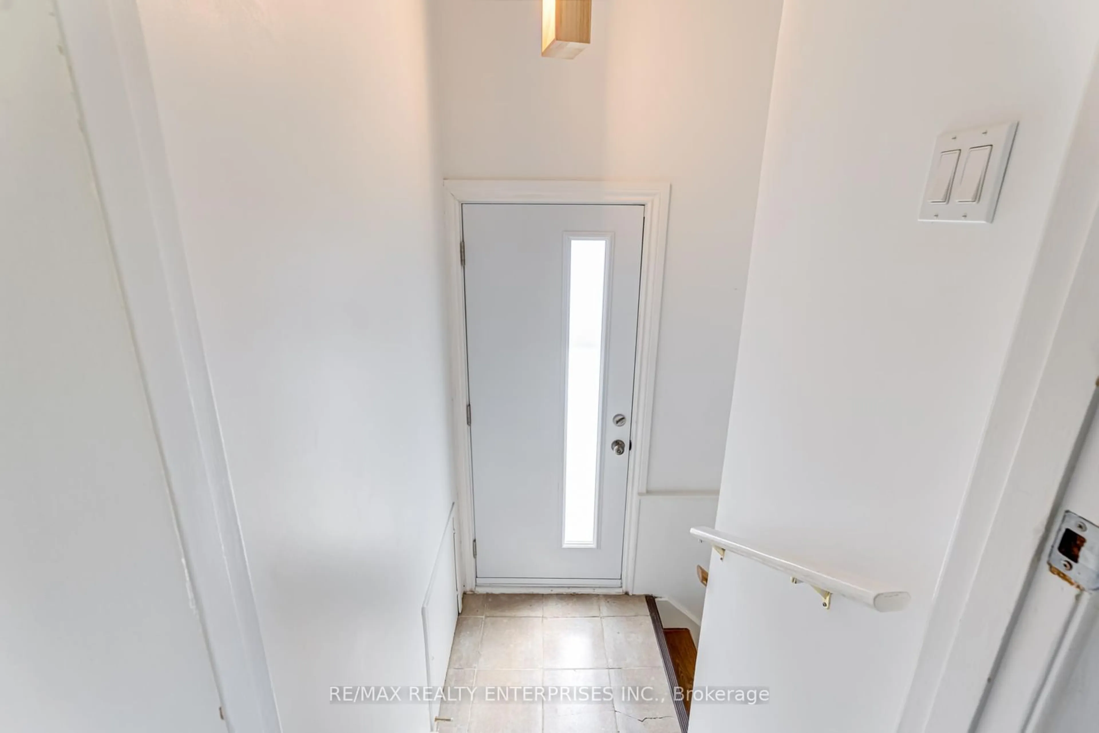 Indoor entryway for 108 Corby Cres, Brampton Ontario L6Y 1H1