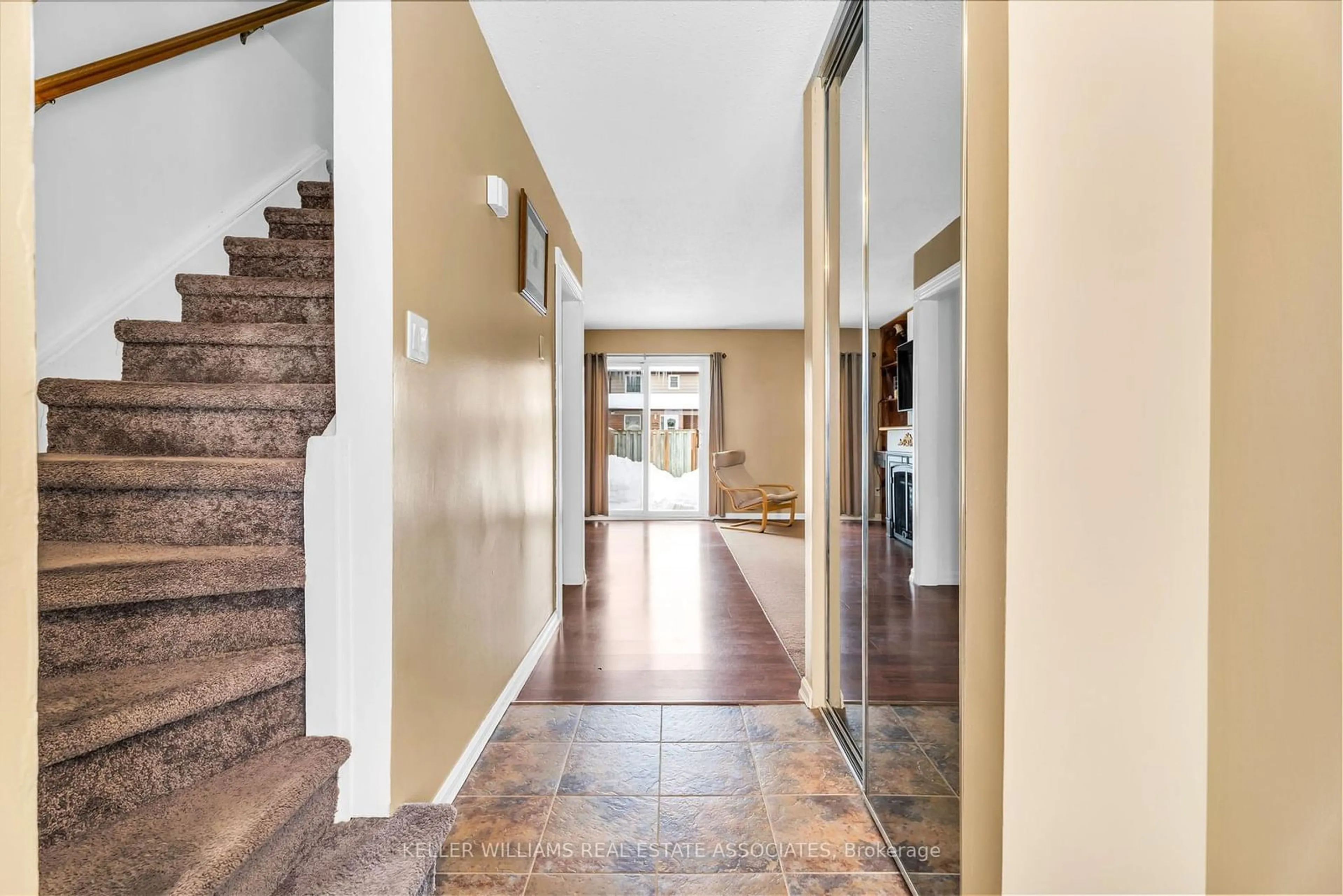 Indoor foyer for 109 Kingham Rd, Halton Hills Ontario L7J 1S3