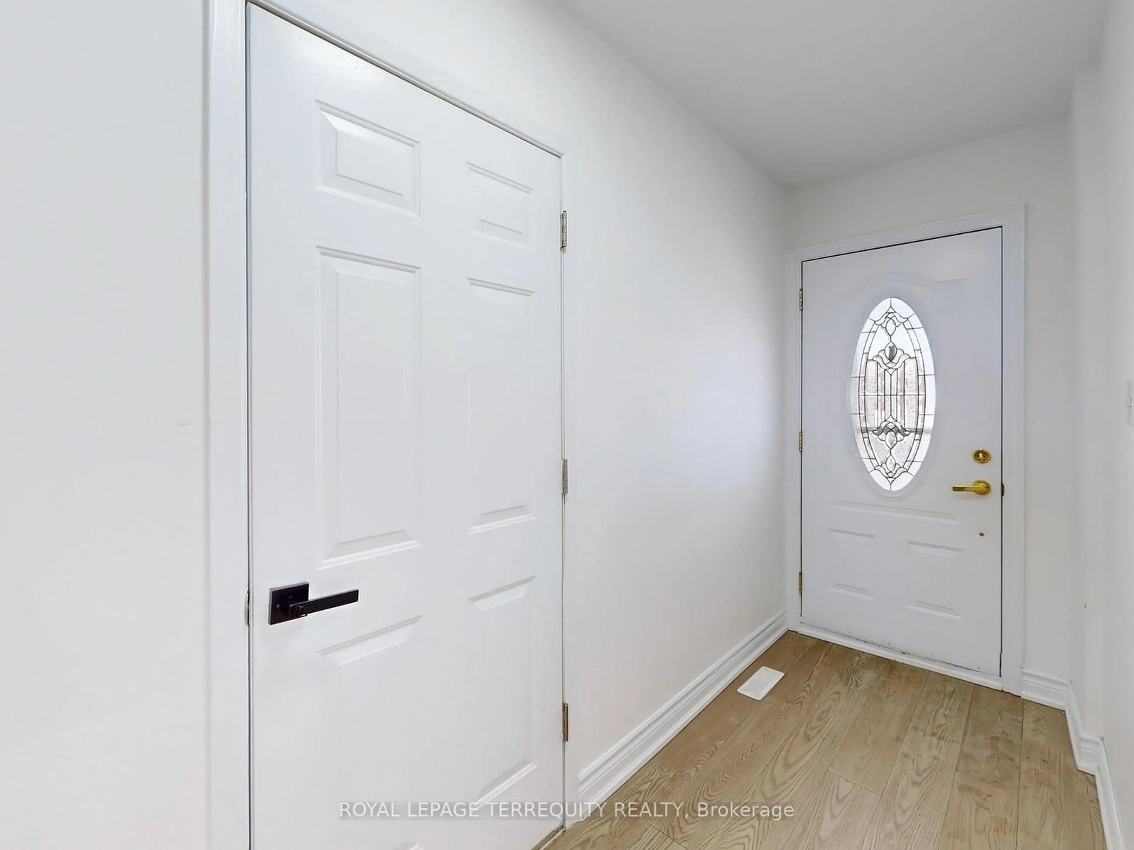 Indoor entryway for 28 Peterson Dr, Toronto Ontario M9M 1X1