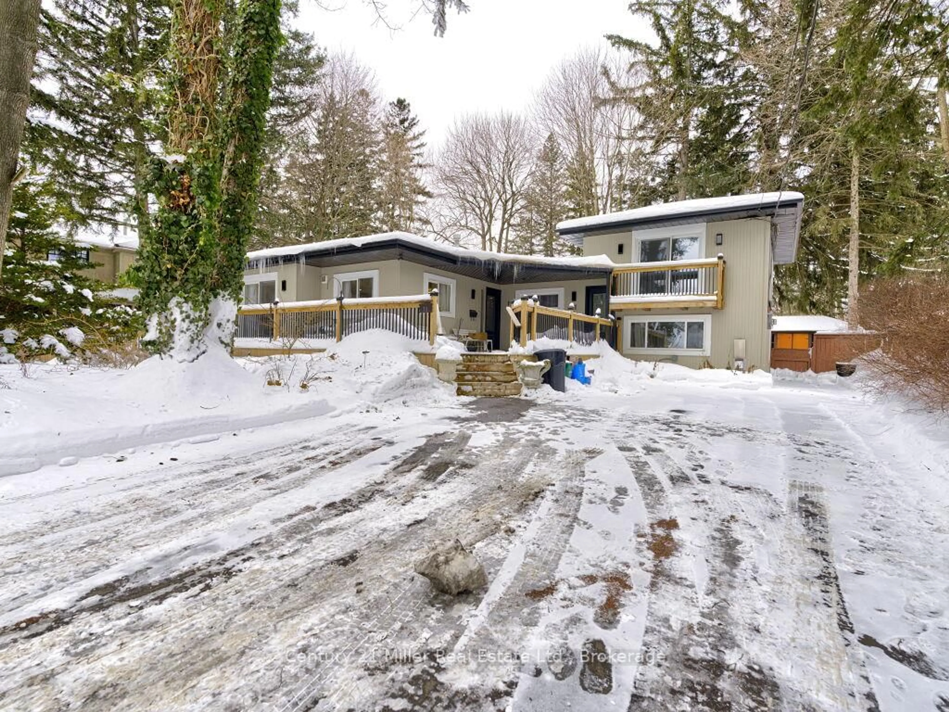 A pic from outside/outdoor area/front of a property/back of a property/a pic from drone, street for 11 Park Ave, Burlington Ontario L7T 1Y2