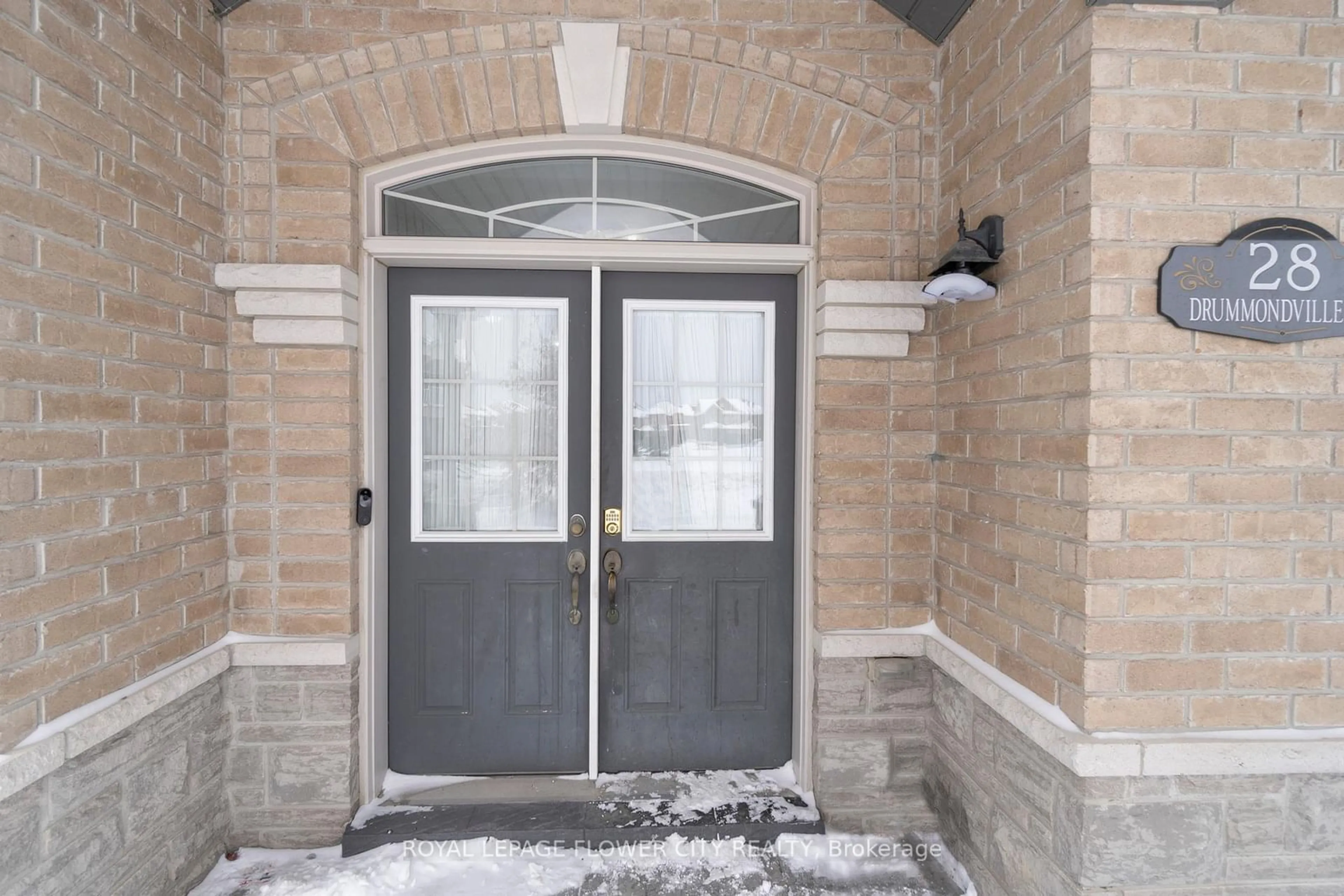 Indoor entryway for 28 DRUMMONDVILLE Dr, Brampton Ontario L6P 3M9