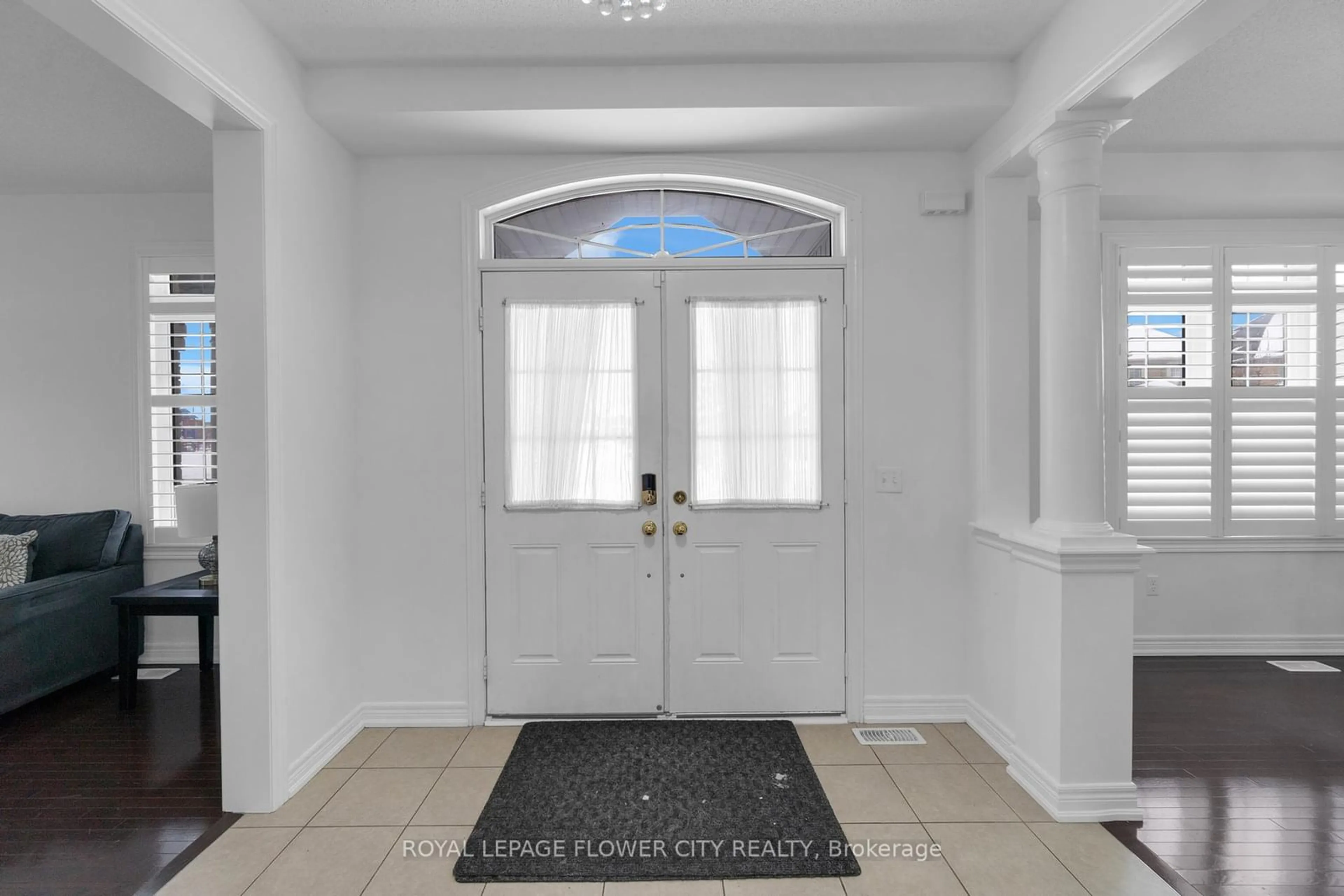 Indoor entryway for 28 DRUMMONDVILLE Dr, Brampton Ontario L6P 3M9