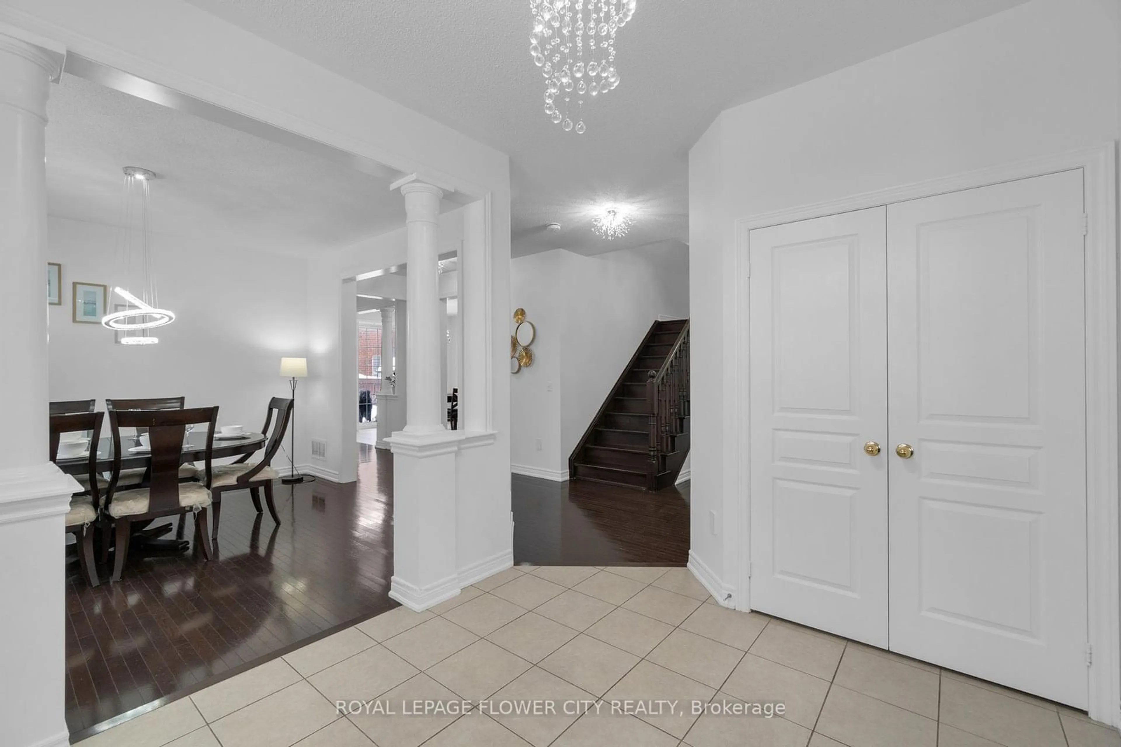 Indoor entryway for 28 DRUMMONDVILLE Dr, Brampton Ontario L6P 3M9