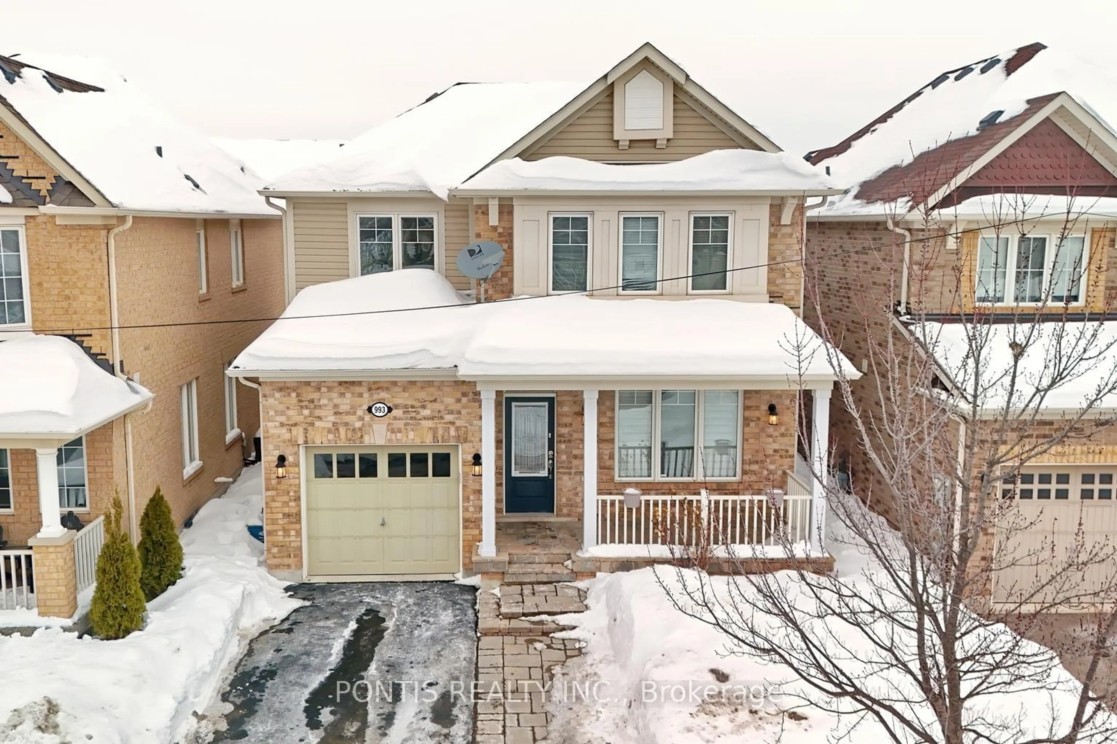 A pic from outside/outdoor area/front of a property/back of a property/a pic from drone, street for 993 Whewell Tr, Milton Ontario L9T 8C7