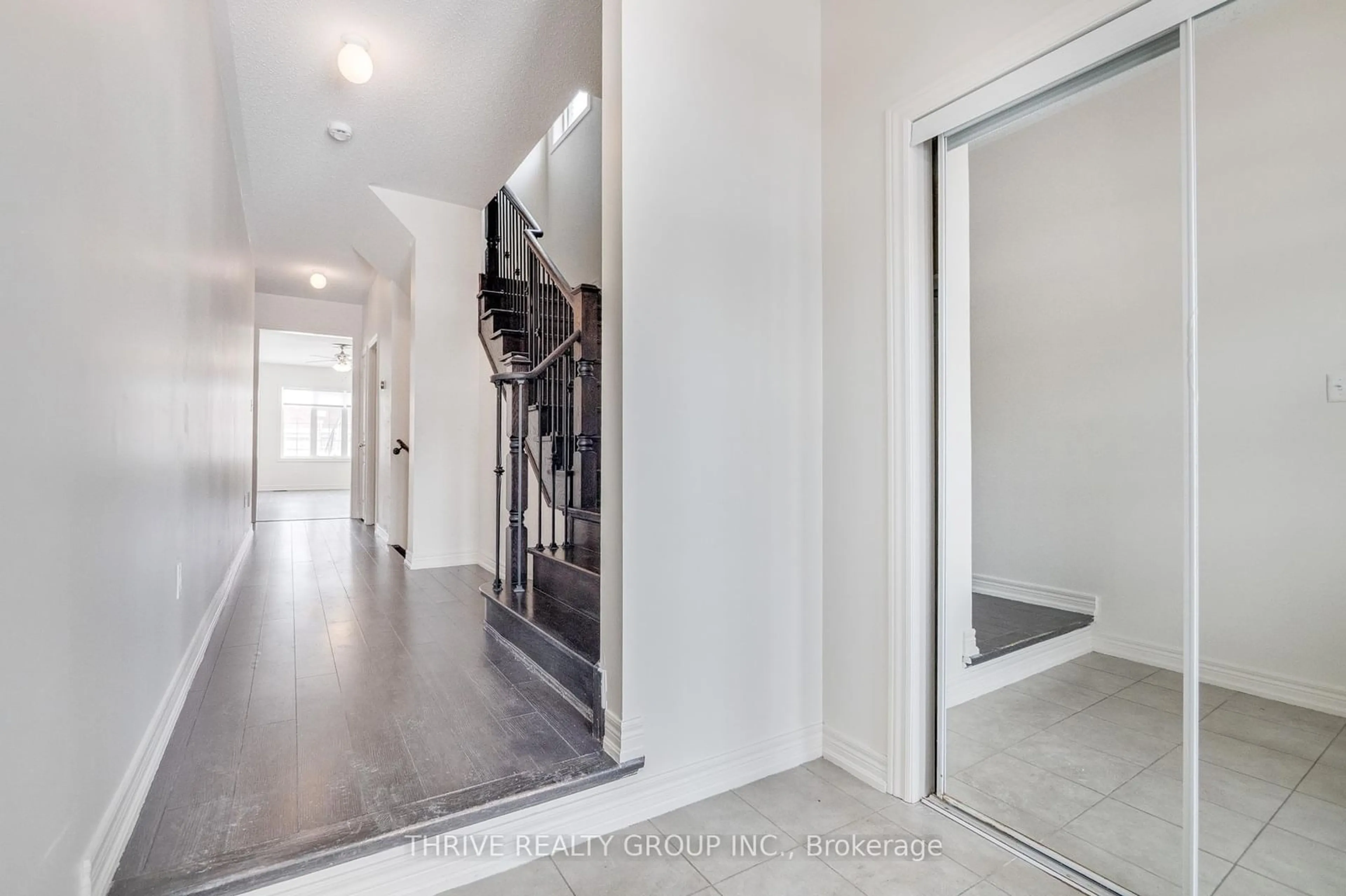 Indoor entryway for 5504 Meadowcrest Ave, Mississauga Ontario L5M 0V7