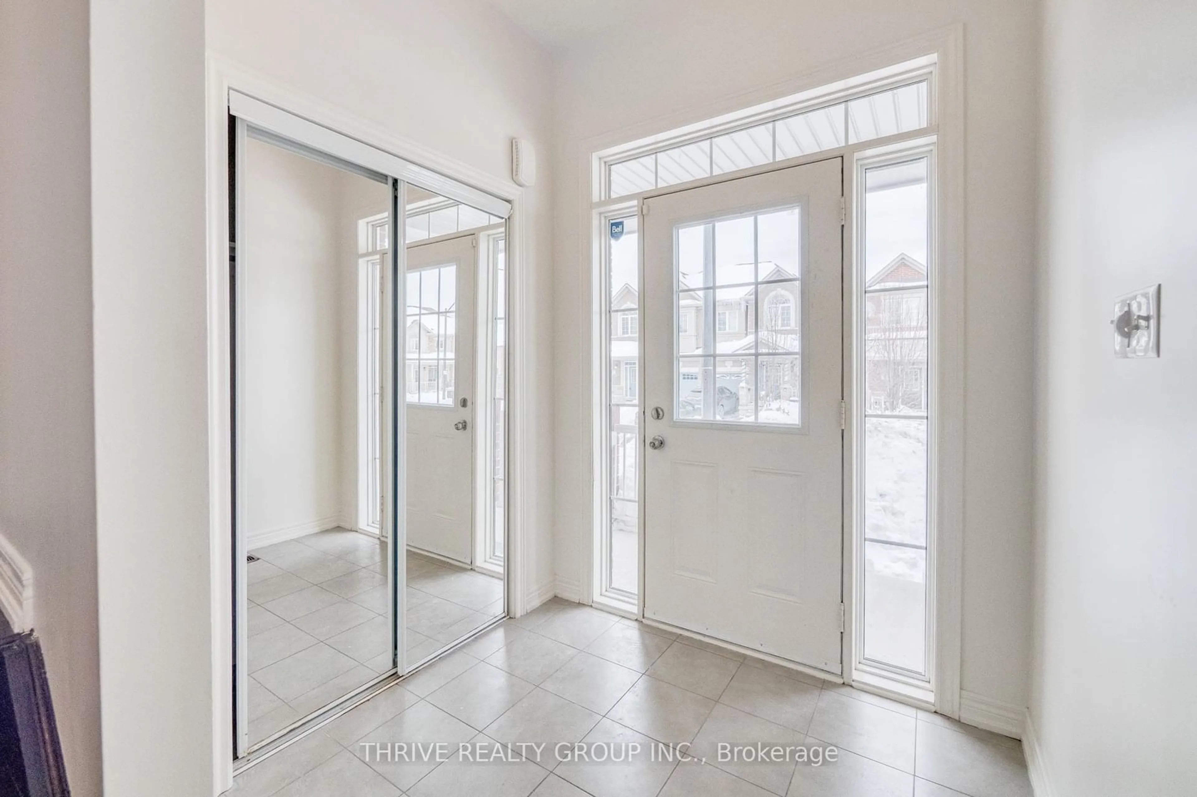 Indoor entryway for 5504 Meadowcrest Ave, Mississauga Ontario L5M 0V7