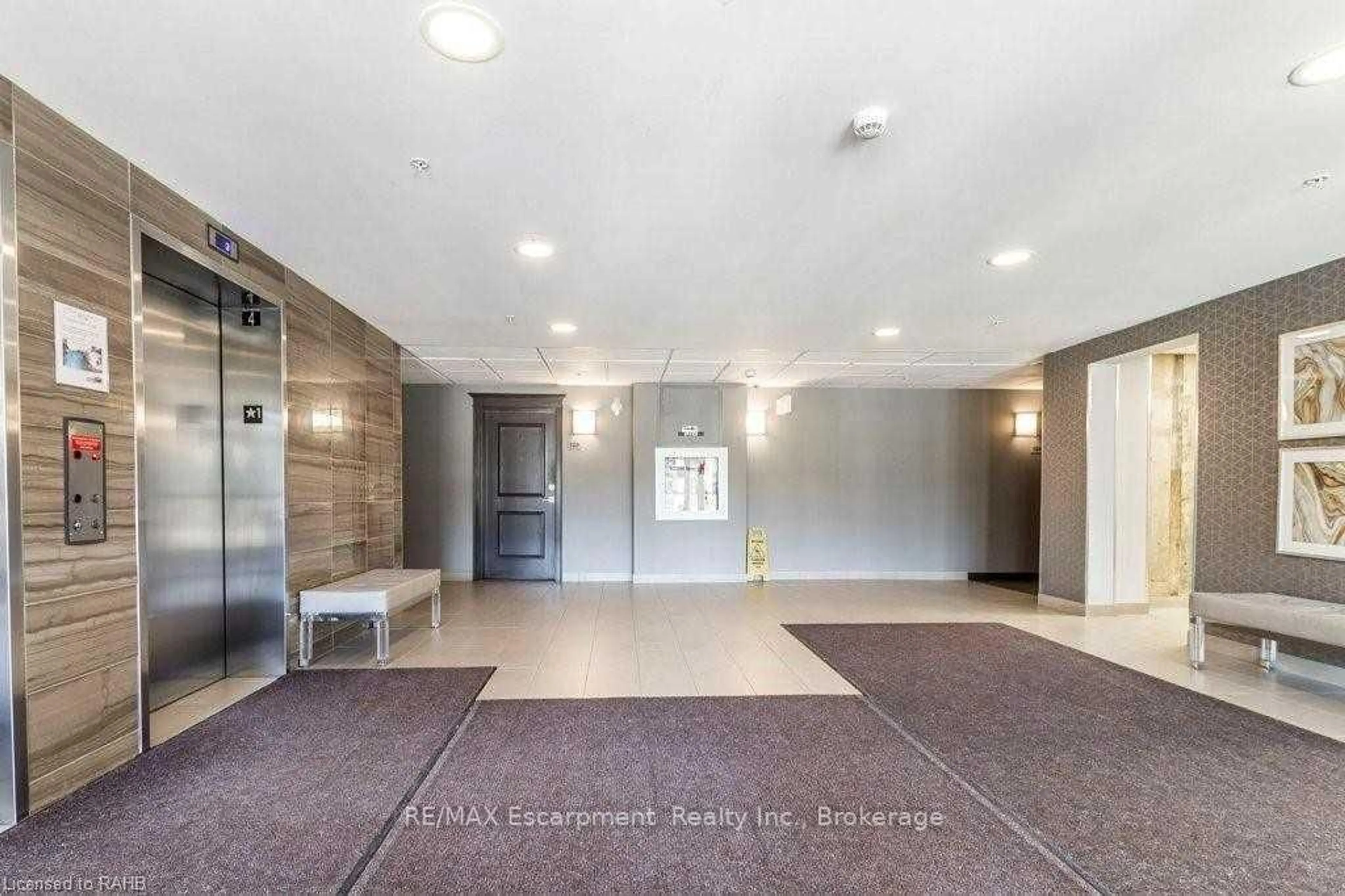 Indoor foyer for 5010 Corporate Dr #313, Burlington Ontario L7L 0H6