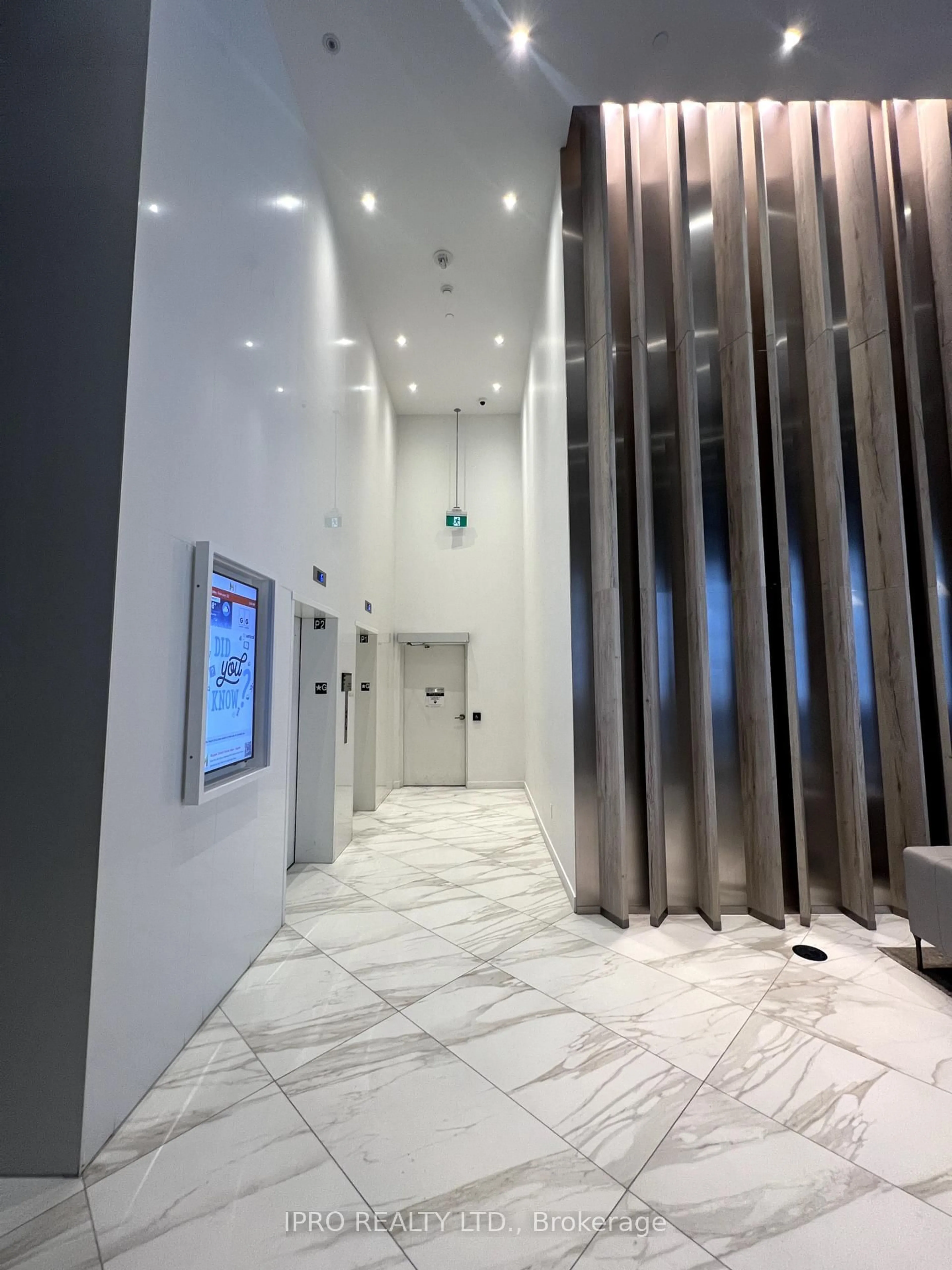 Indoor foyer for 3900 Confederation Pkwy #529, Mississauga Ontario L5B 0M3