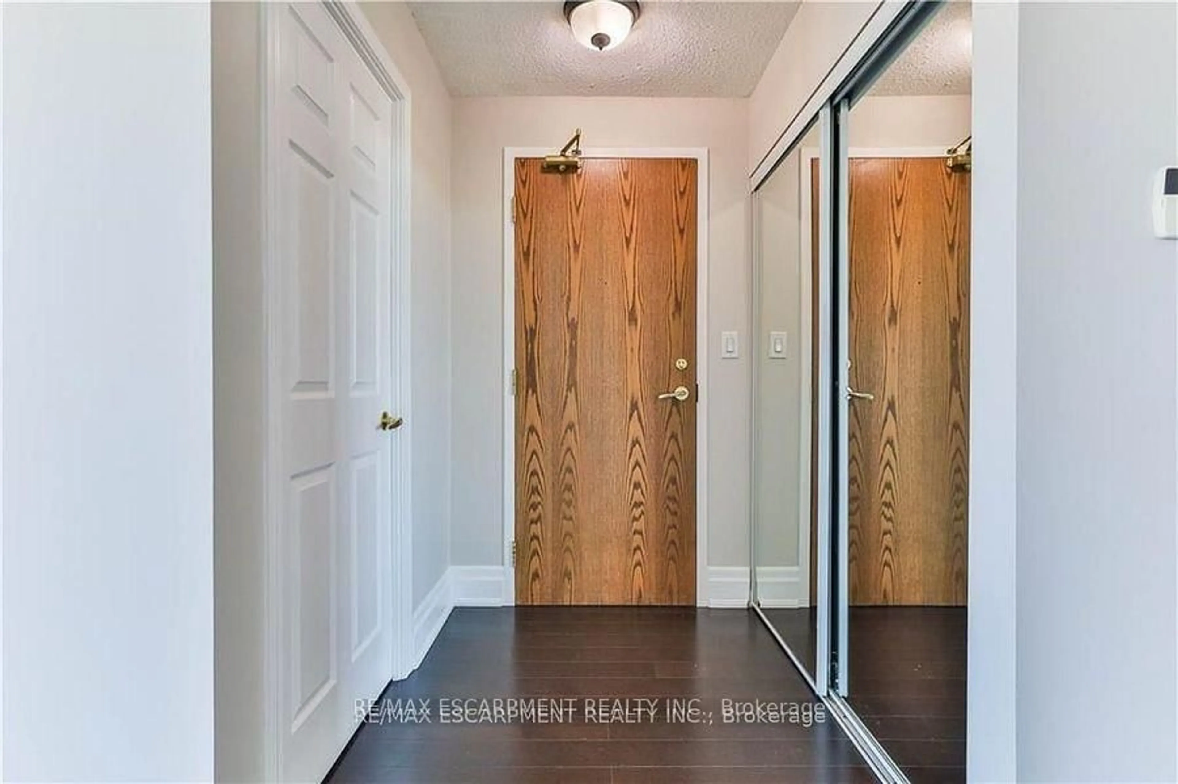 Indoor entryway for 4850 GLEN ERIN Dr #PH3, Mississauga Ontario L5M 7S1