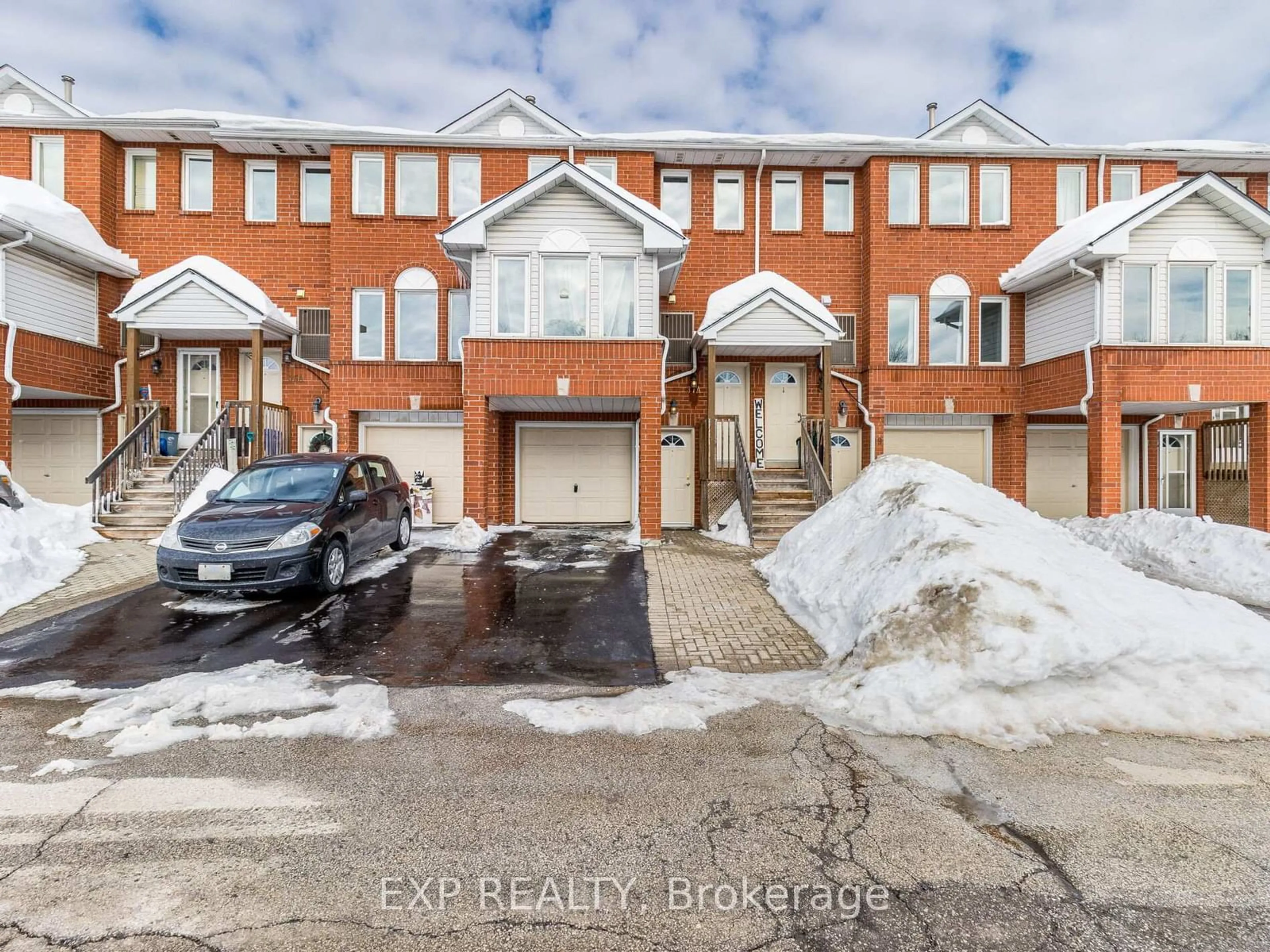 A pic from outside/outdoor area/front of a property/back of a property/a pic from drone, street for 37 Wylie Circ #38, Halton Hills Ontario L7G 5M1