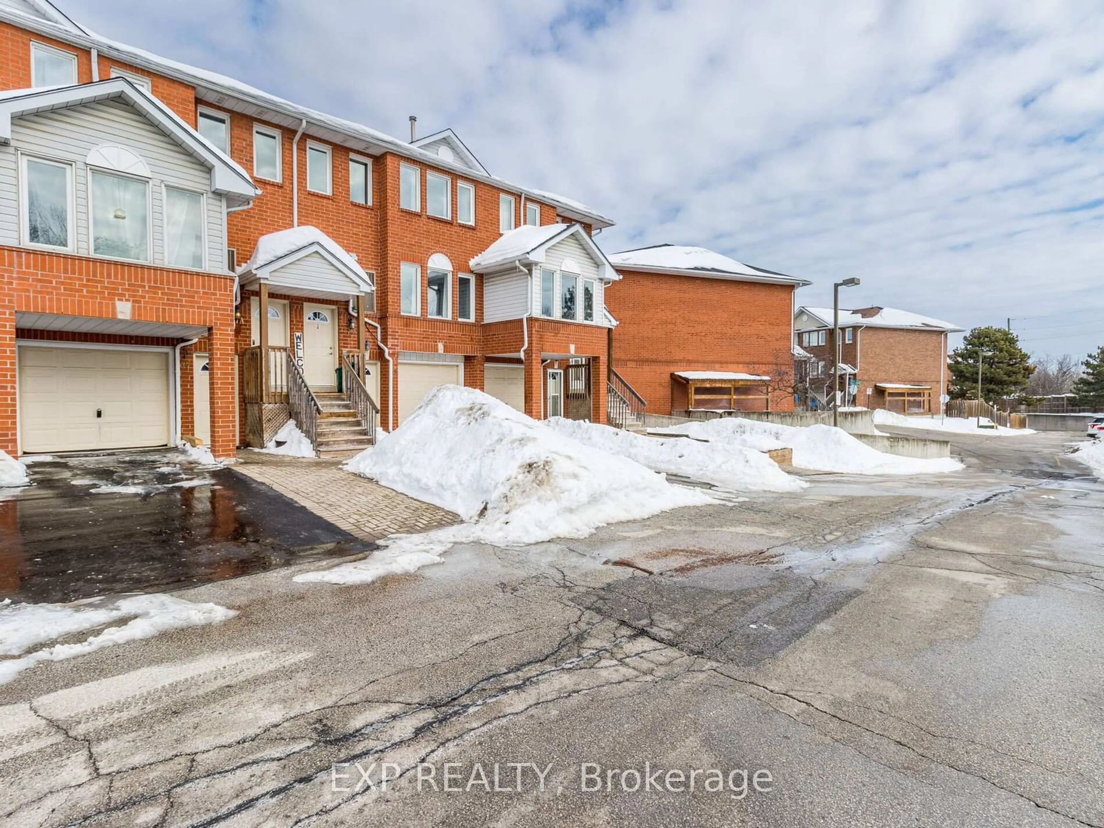 A pic from outside/outdoor area/front of a property/back of a property/a pic from drone, street for 37 Wylie Circ #38, Halton Hills Ontario L7G 5M1