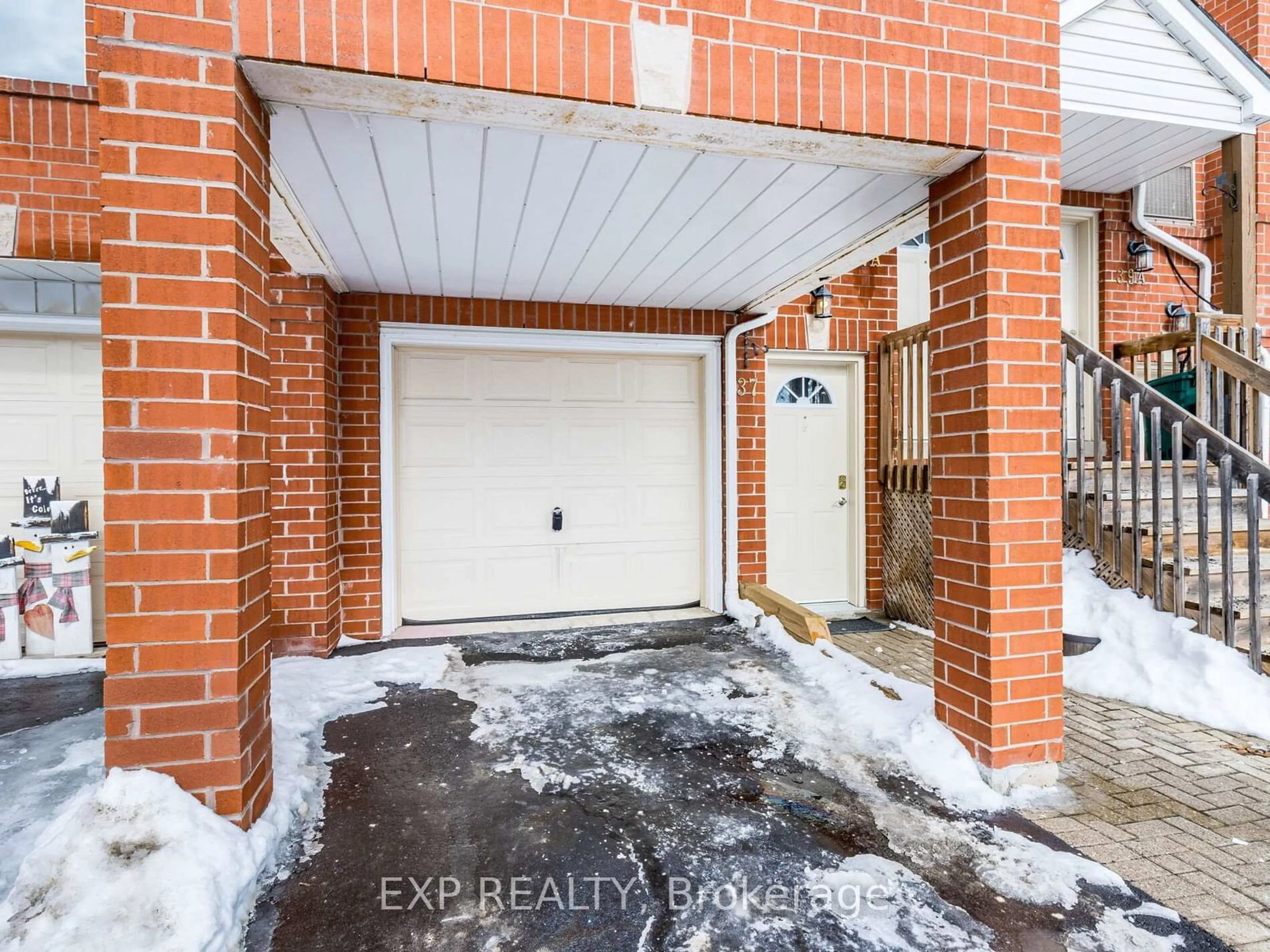 Indoor entryway for 37 Wylie Circ #38, Halton Hills Ontario L7G 5M1