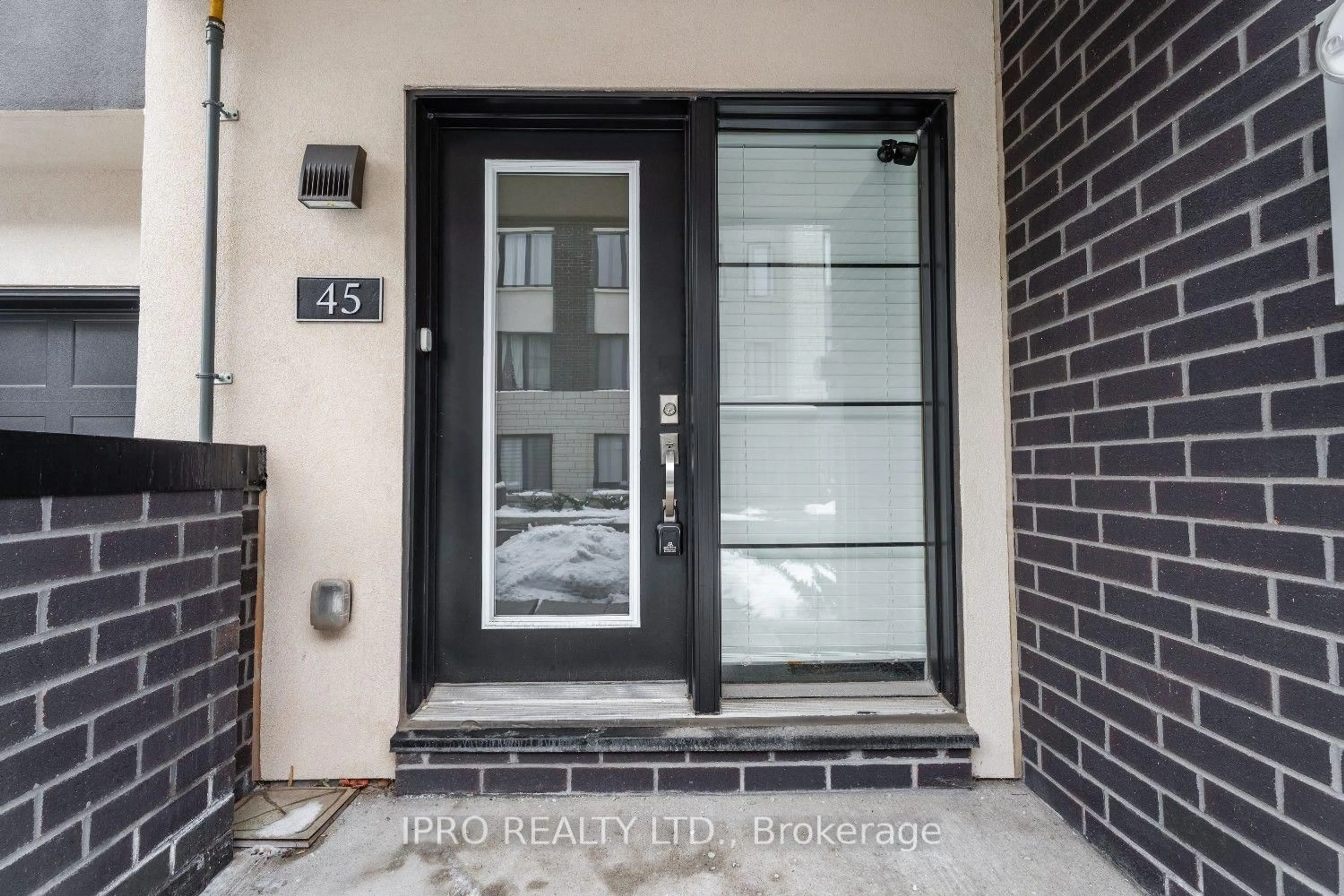 Indoor entryway for 1121 Cooke Blvd #45, Burlington Ontario L7T 4A8