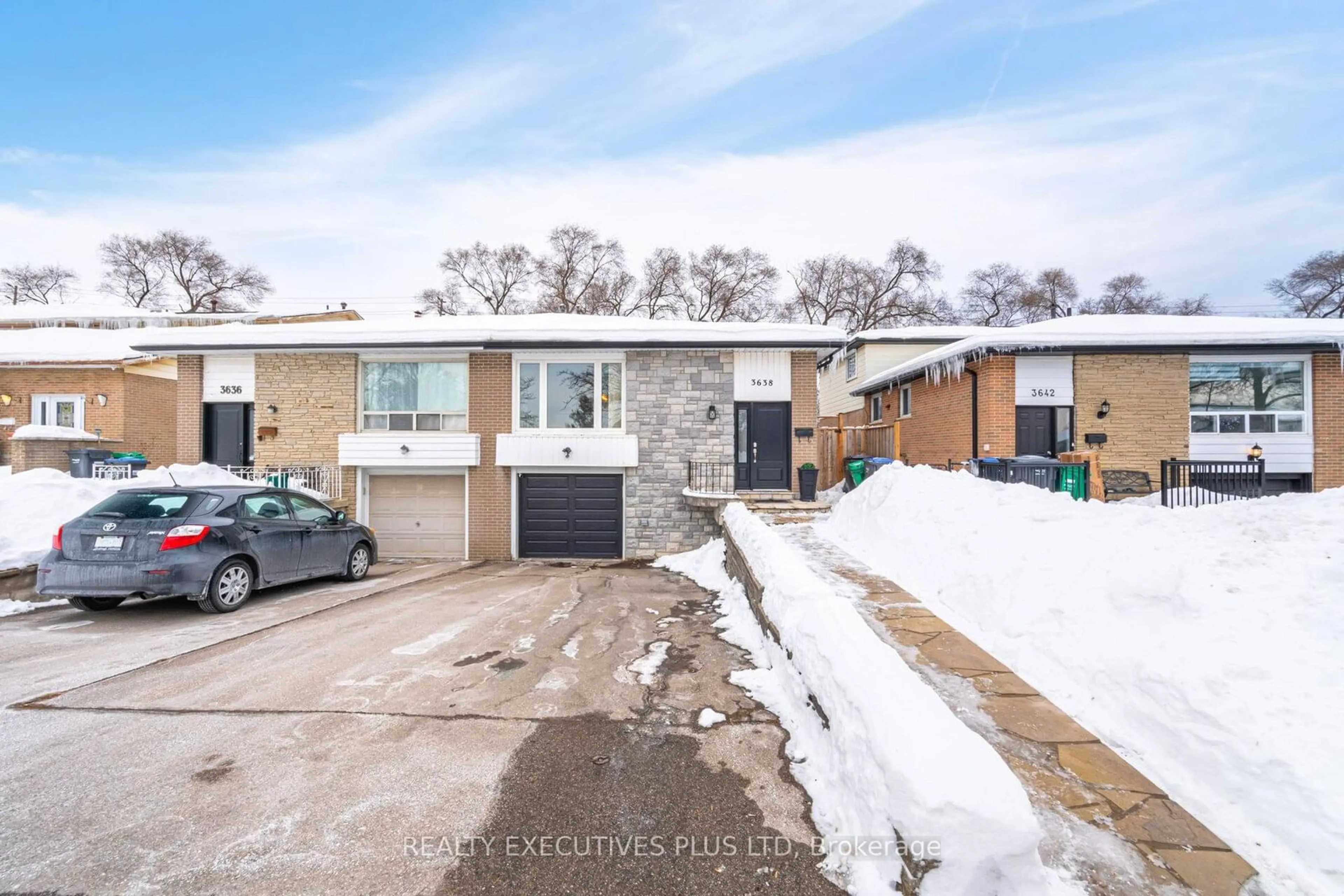 A pic from outside/outdoor area/front of a property/back of a property/a pic from drone, street for 3638 Ellengale Dr, Mississauga Ontario L5C 1Z7