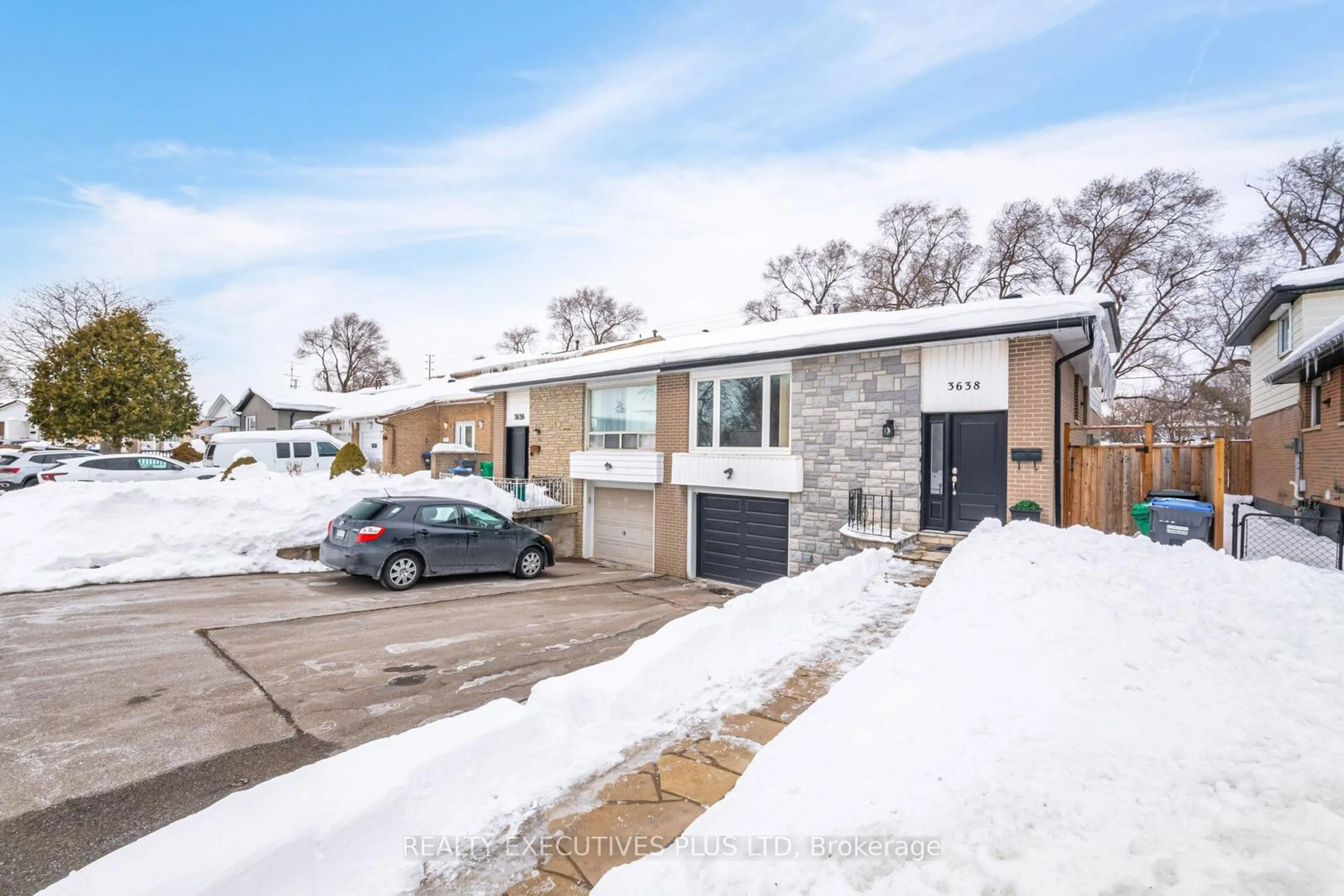 A pic from outside/outdoor area/front of a property/back of a property/a pic from drone, street for 3638 Ellengale Dr, Mississauga Ontario L5C 1Z7