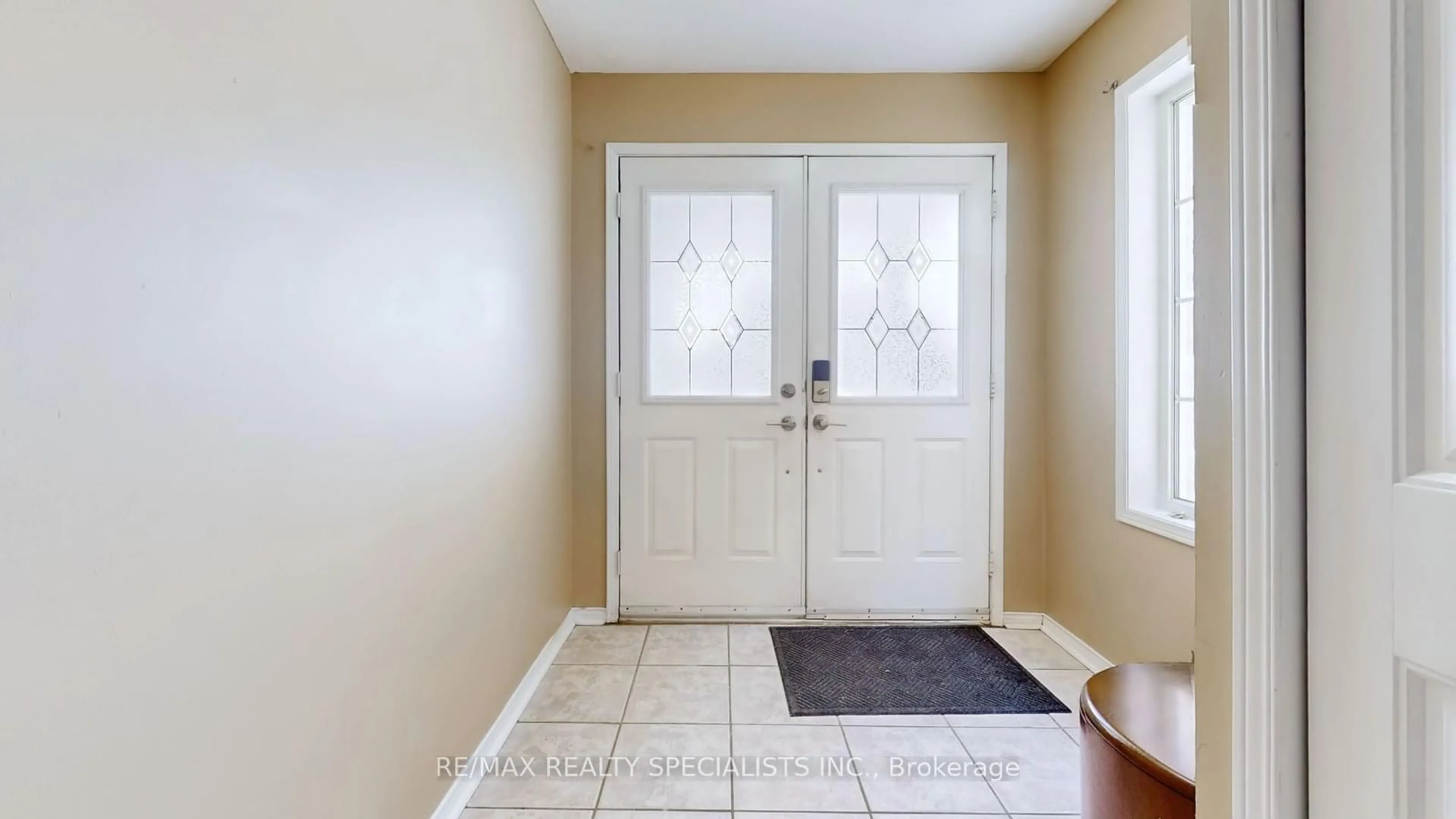 Indoor entryway for 18 Weather Vane Lane, Brampton Ontario L6X 4R5