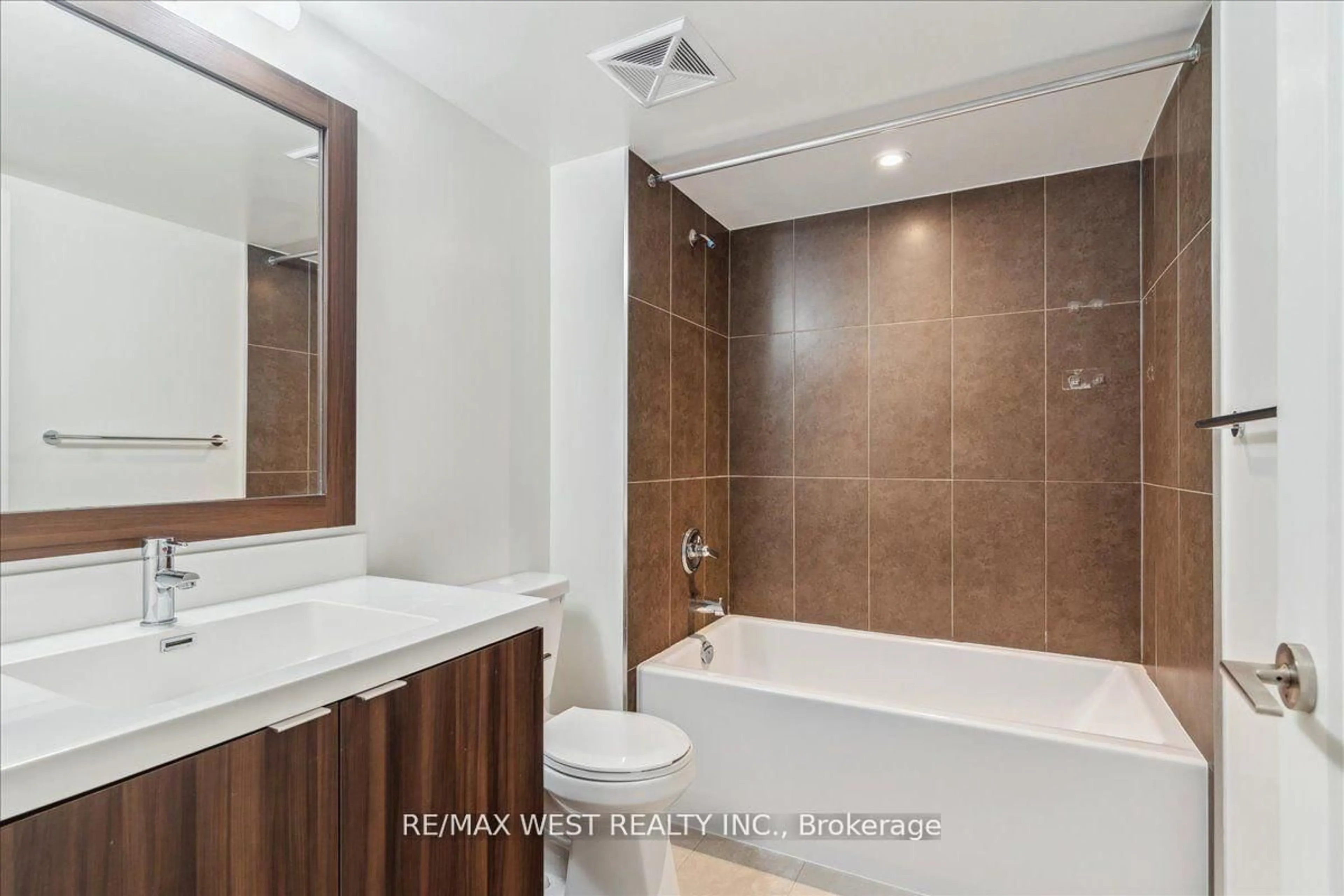 Standard bathroom, ceramic/tile floor for 9 Mabelle Ave #420, Toronto Ontario M9A 0E1