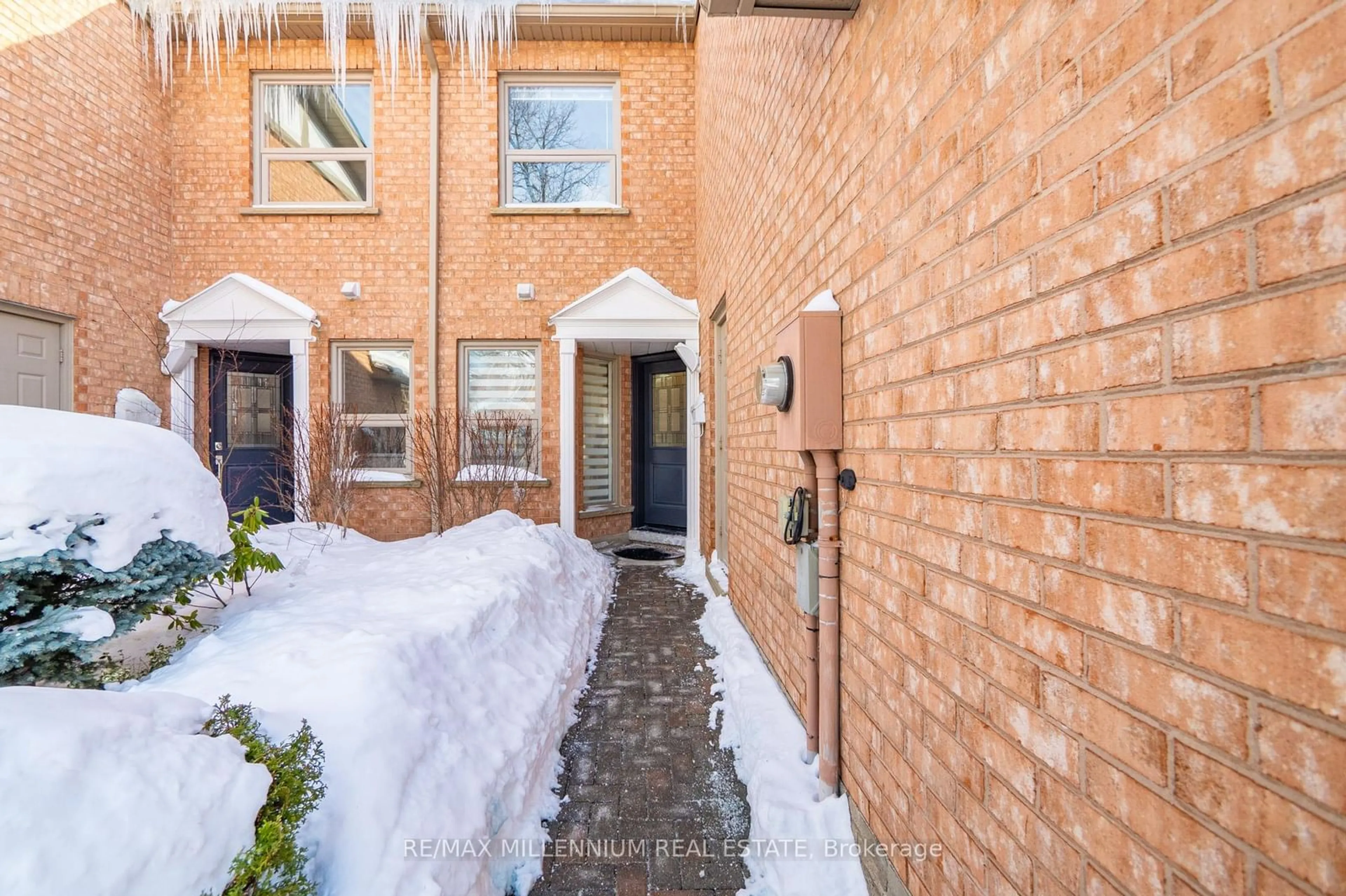 Home with brick exterior material, street for 2065 Sixth Line #38, Oakville Ontario L6H 5R8