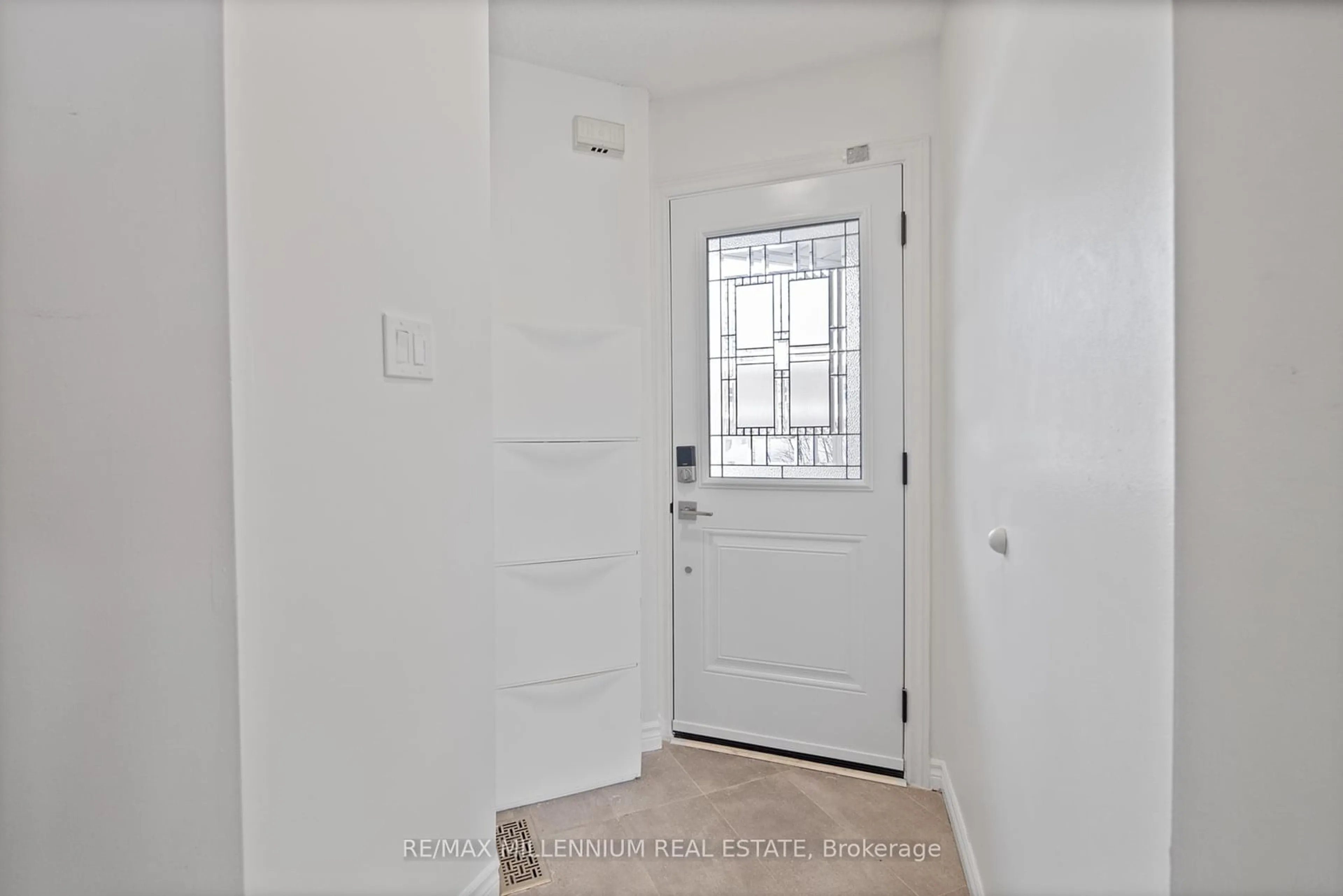 Indoor entryway for 2065 Sixth Line #38, Oakville Ontario L6H 5R8