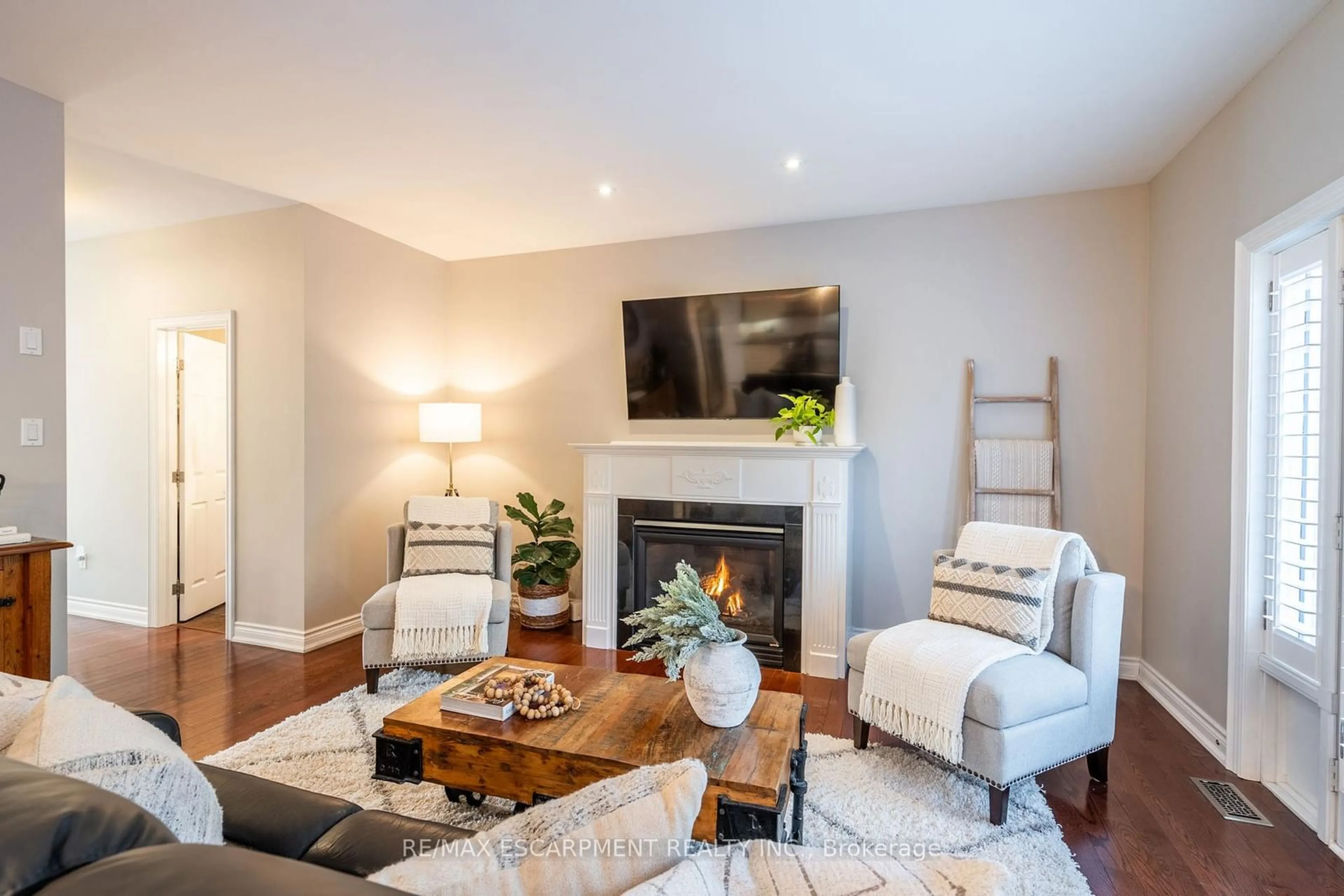 Living room with furniture, wood/laminate floor for 2245 Hampstead Rd, Oakville Ontario L6H 6Y9