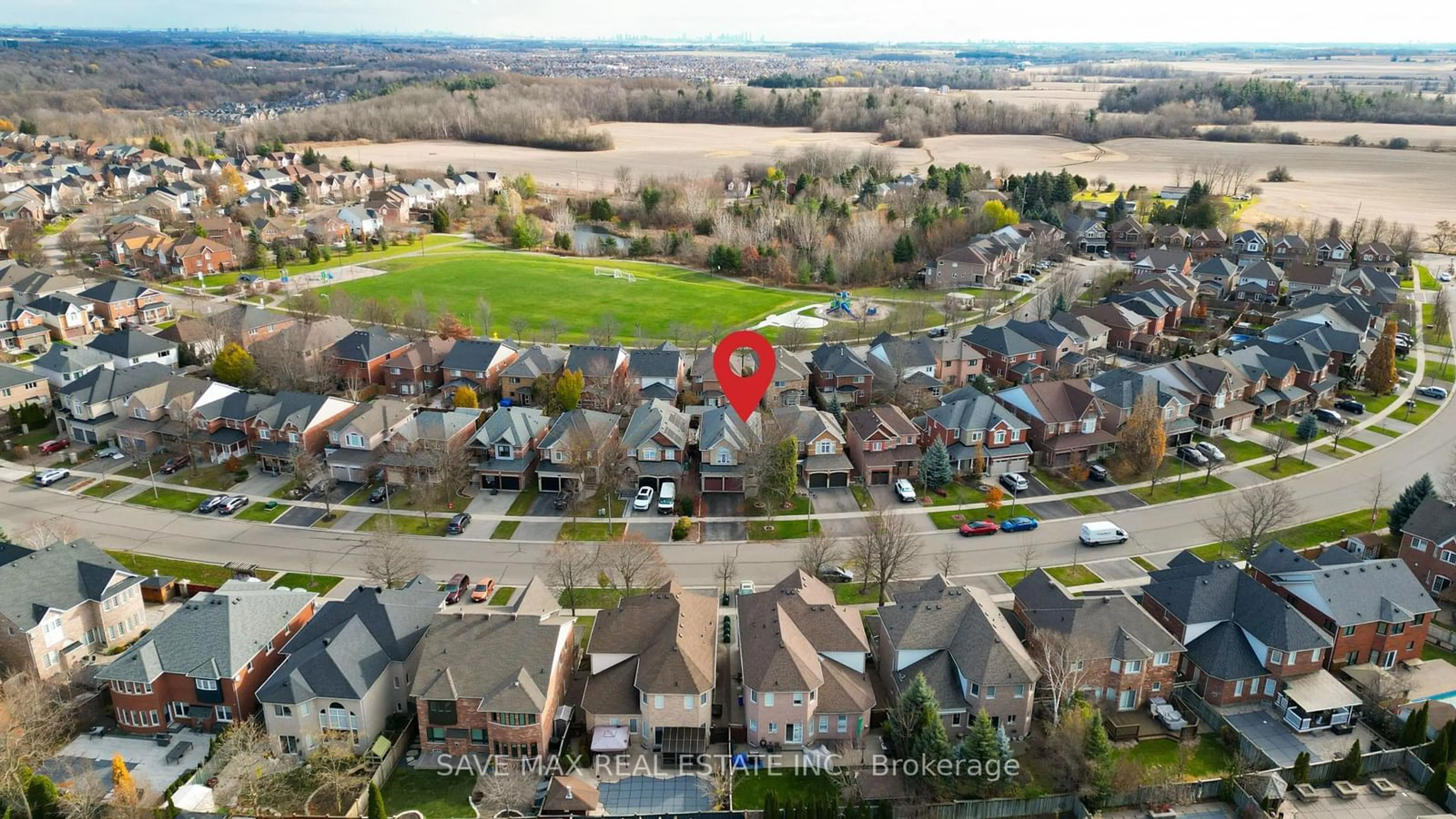 A pic from outside/outdoor area/front of a property/back of a property/a pic from drone, unknown for 82 Belmont Blvd, Halton Hills Ontario L7G 6E7