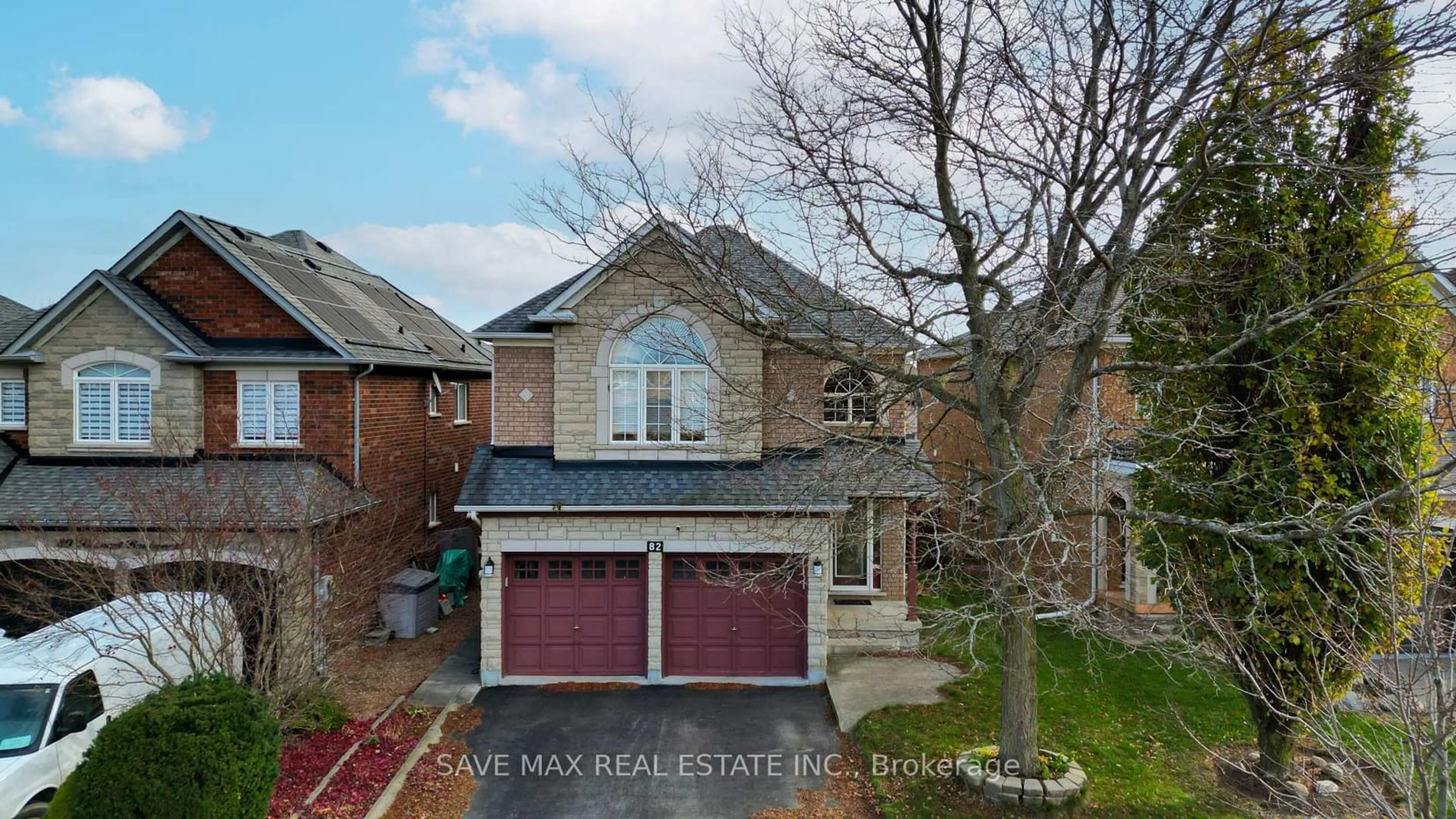 A pic from outside/outdoor area/front of a property/back of a property/a pic from drone, street for 82 Belmont Blvd, Halton Hills Ontario L7G 6E7