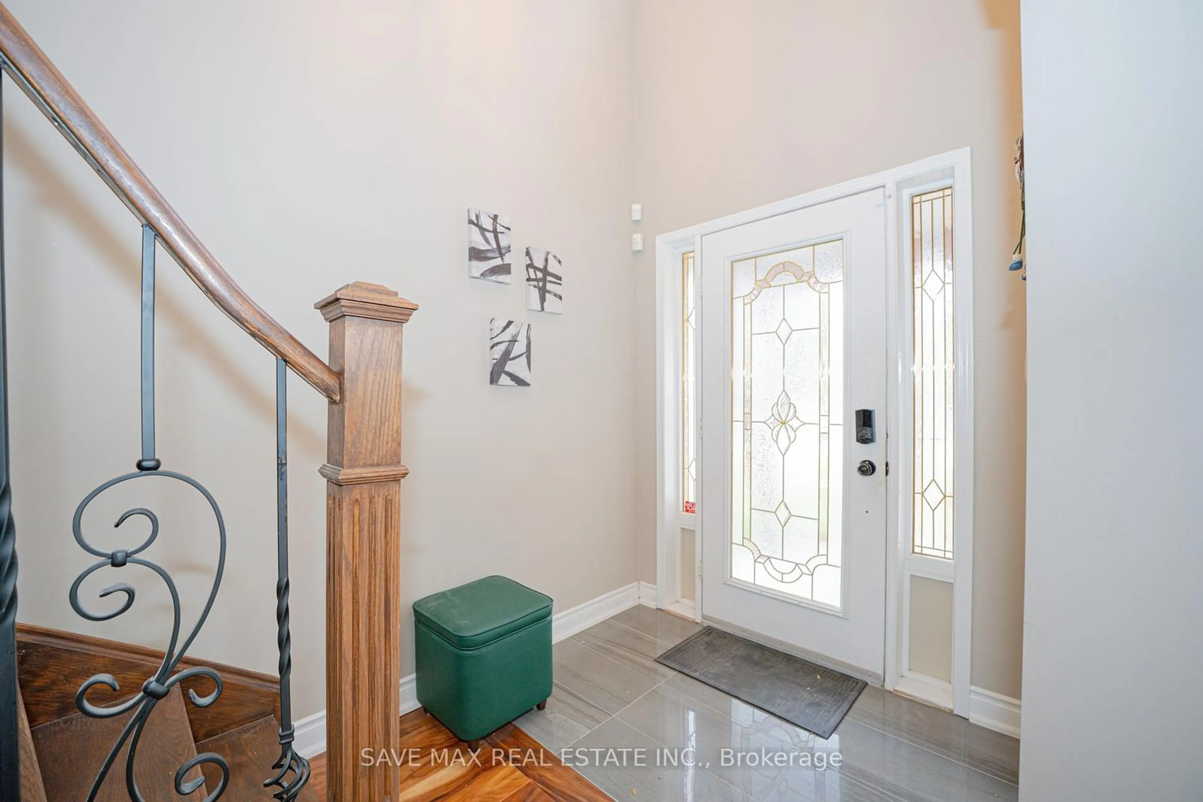 Indoor entryway for 82 Belmont Blvd, Halton Hills Ontario L7G 6E7