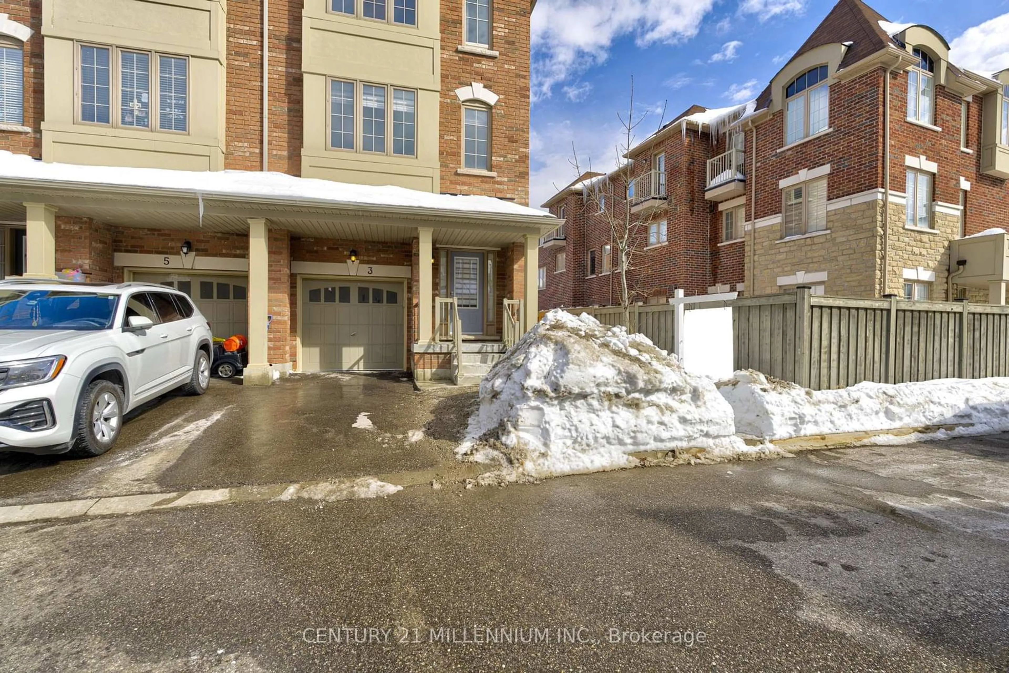 Unknown for 3 Hobart Gdns, Brampton Ontario L6X 0J1