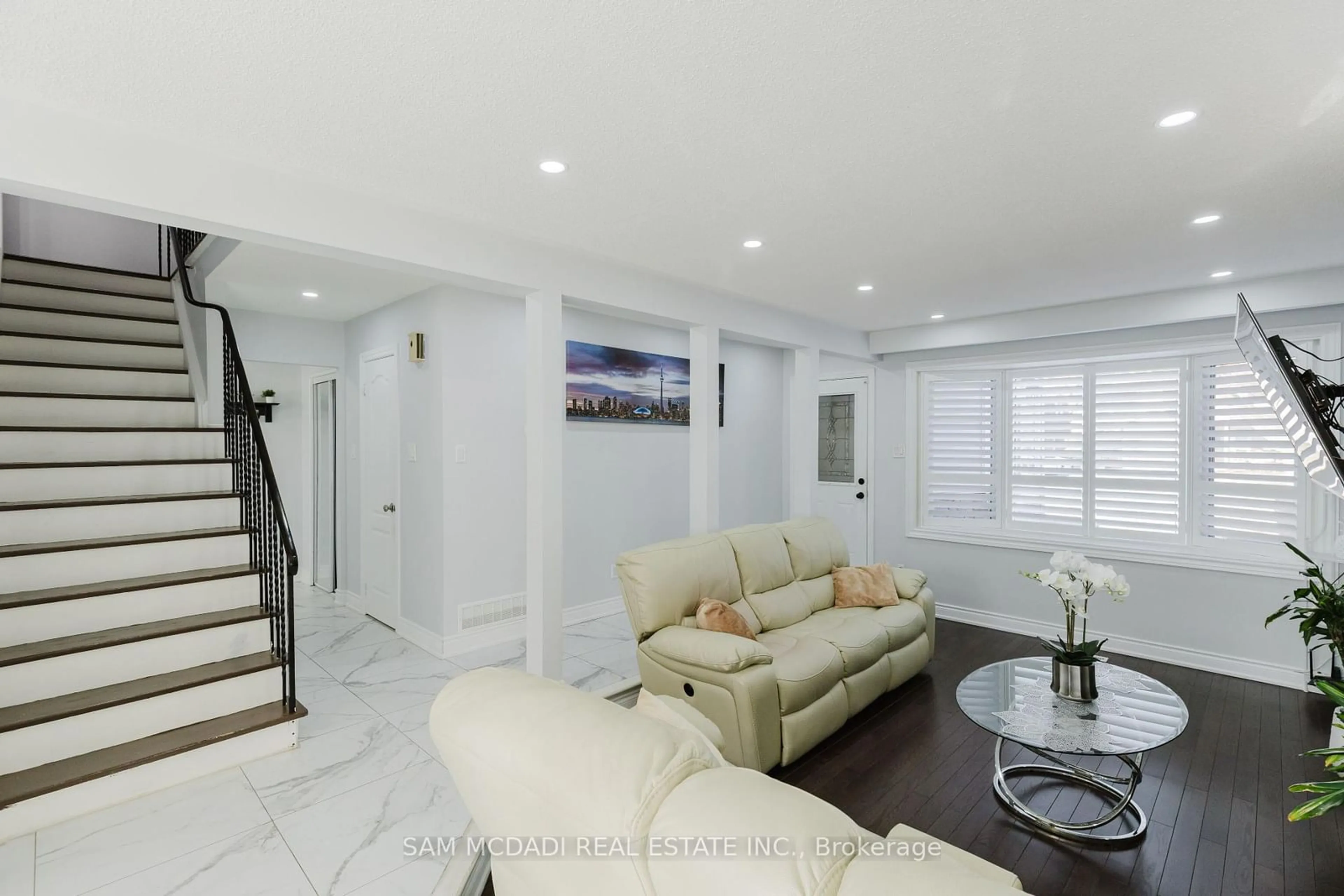 Living room with furniture, ceramic/tile floor for 3328 Chokecherry Cres, Mississauga Ontario L5L 1A9