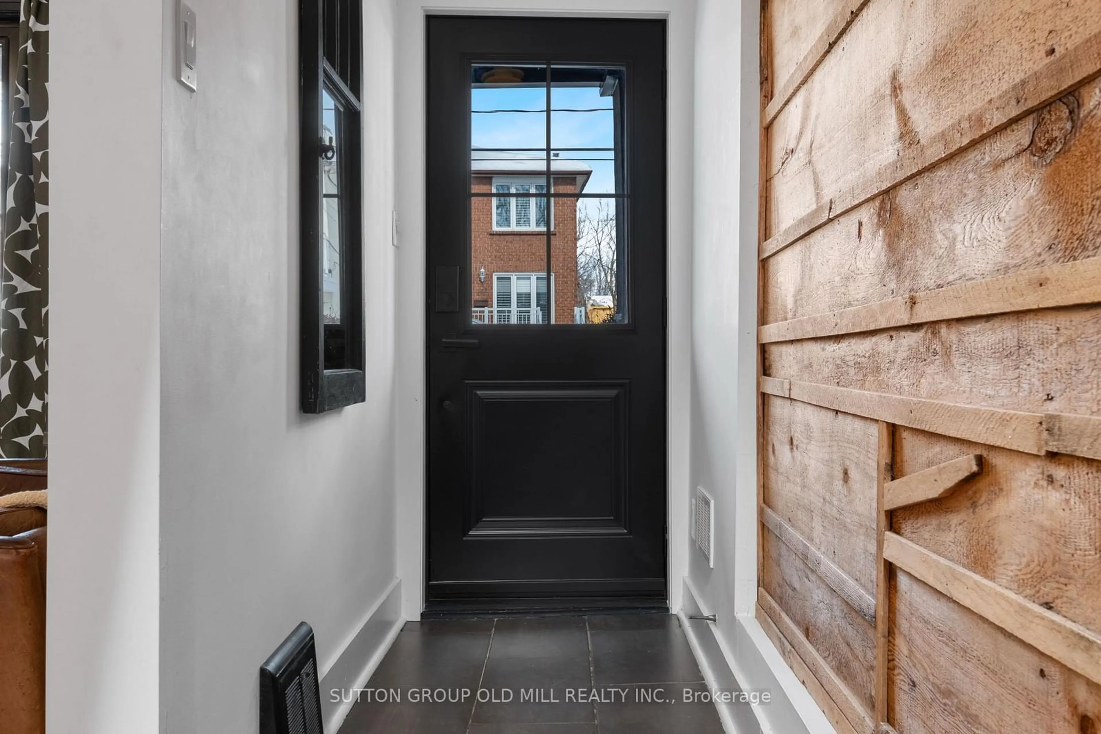 Indoor entryway for 197 Maria St, Toronto Ontario M6P 1W6