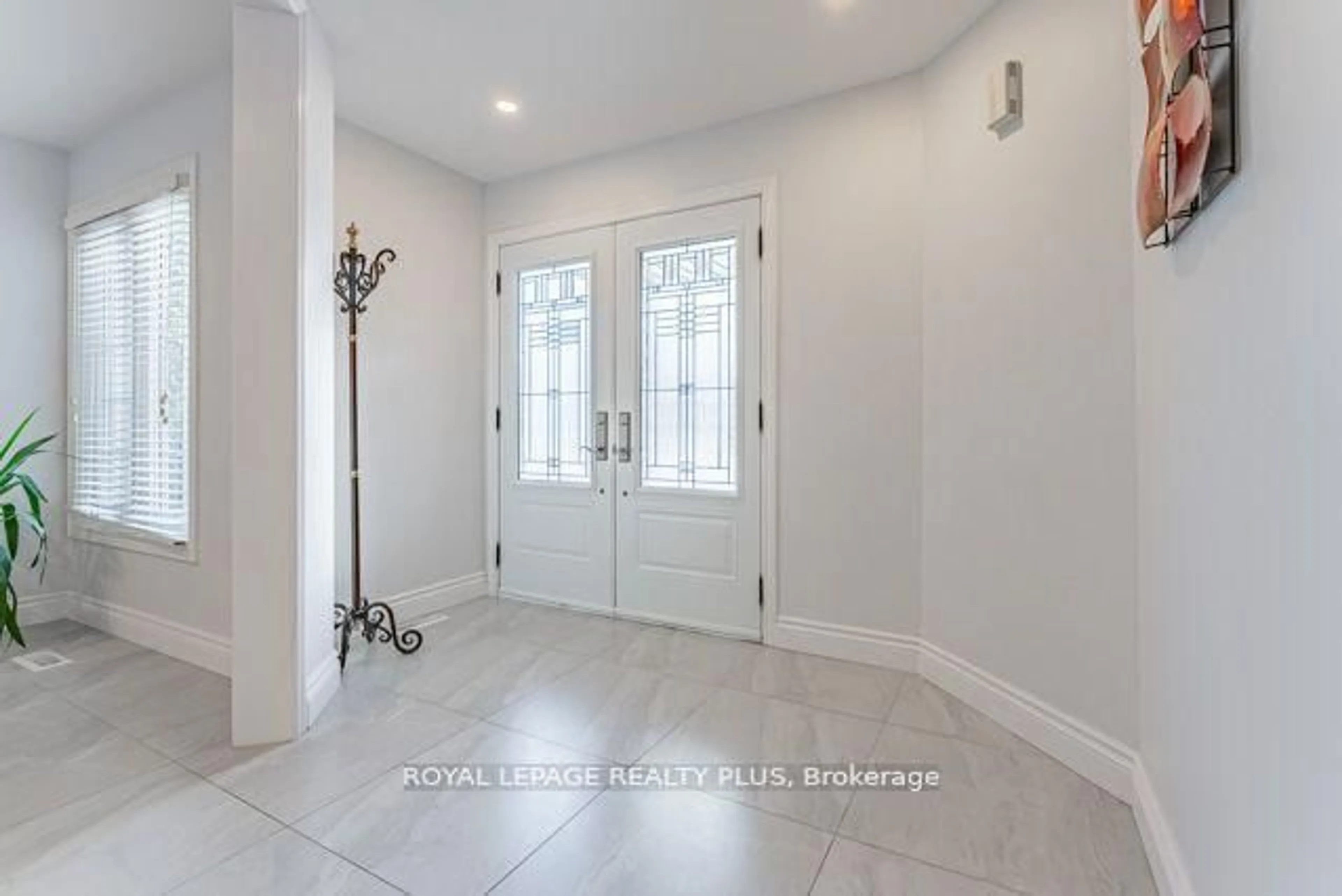 Indoor entryway for 1429 Willowvale Gdns, Mississauga Ontario L5V 1T5