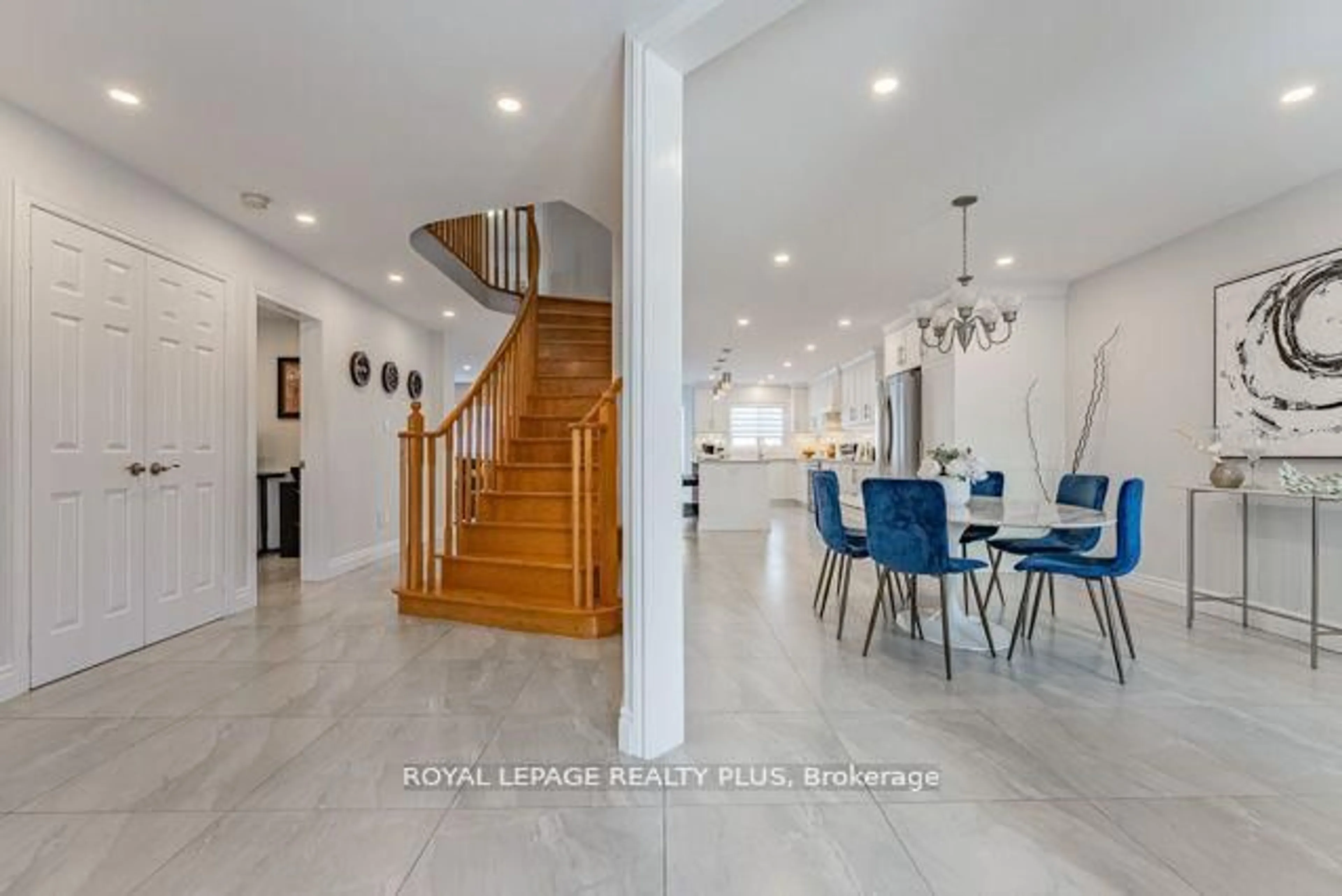 Indoor foyer for 1429 Willowvale Gdns, Mississauga Ontario L5V 1T5